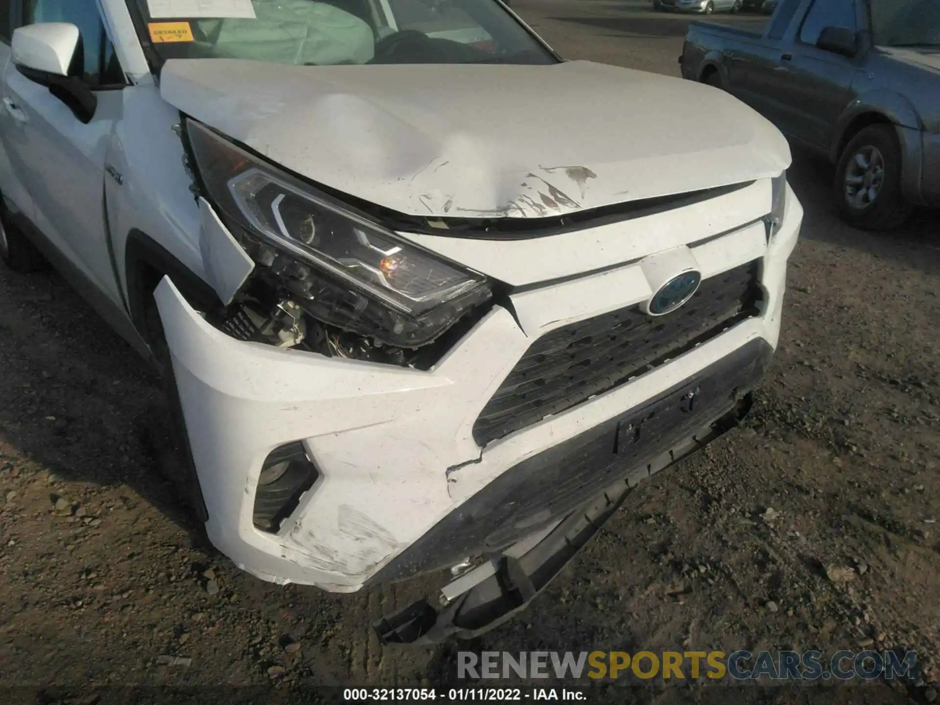 6 Photograph of a damaged car 2T3RWRFV7LW056174 TOYOTA RAV4 2020