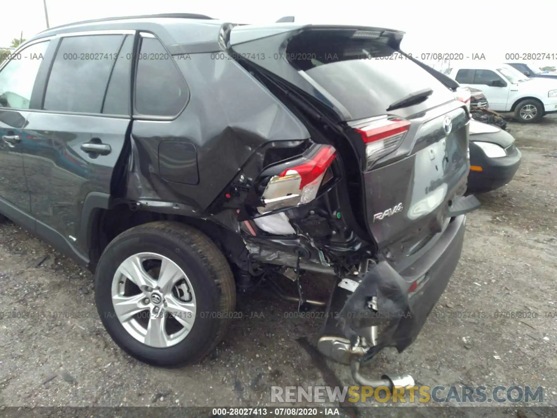 6 Photograph of a damaged car 2T3RWRFV7LW069765 TOYOTA RAV4 2020