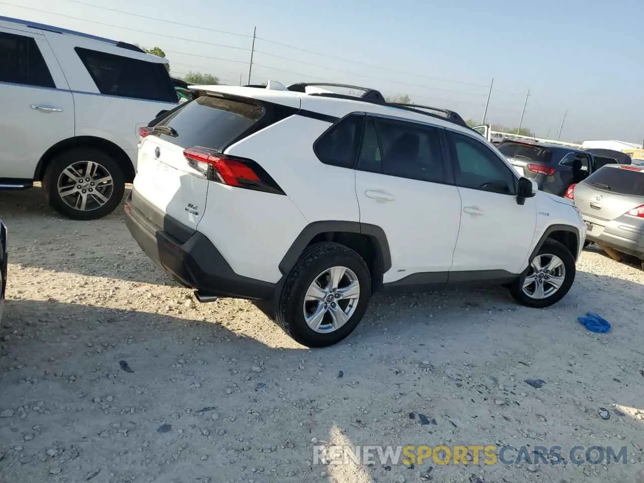 3 Photograph of a damaged car 2T3RWRFV8LW069175 TOYOTA RAV4 2020