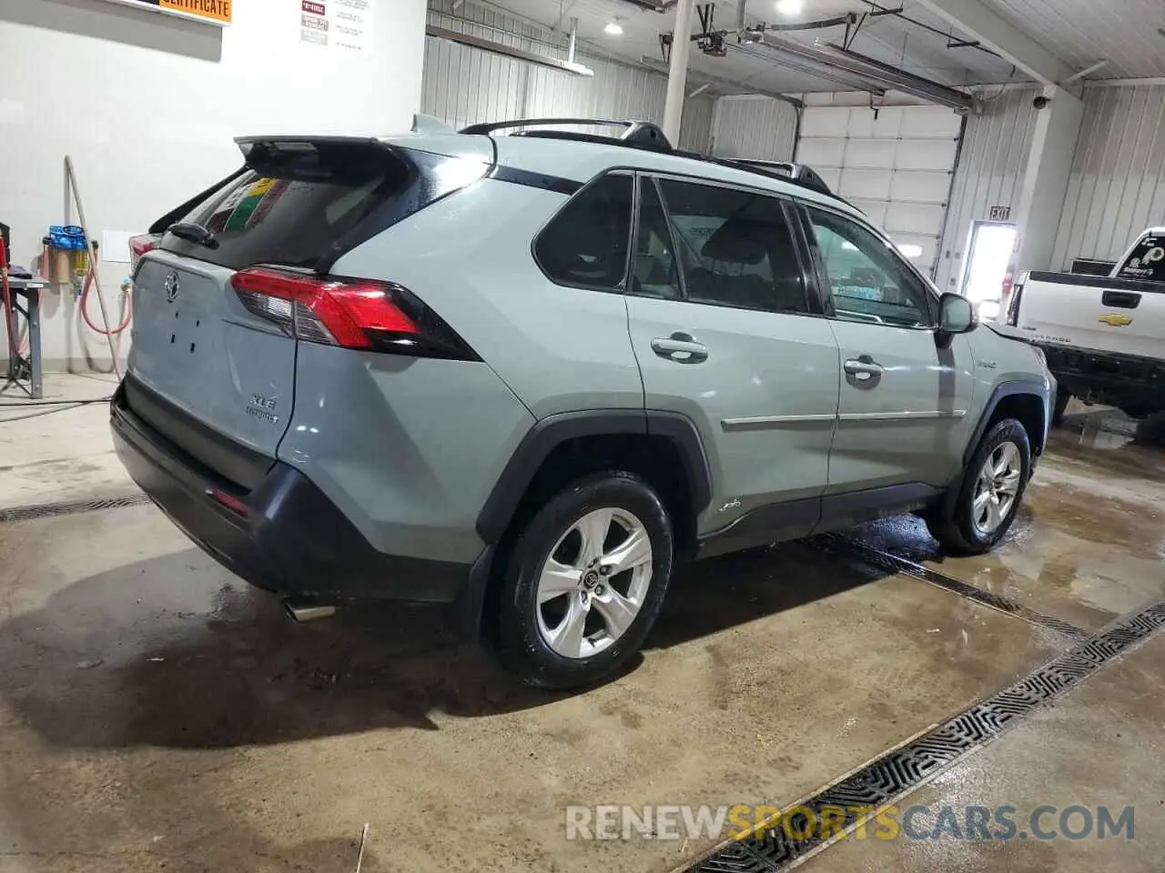 3 Photograph of a damaged car 2T3RWRFV9LW058184 TOYOTA RAV4 2020
