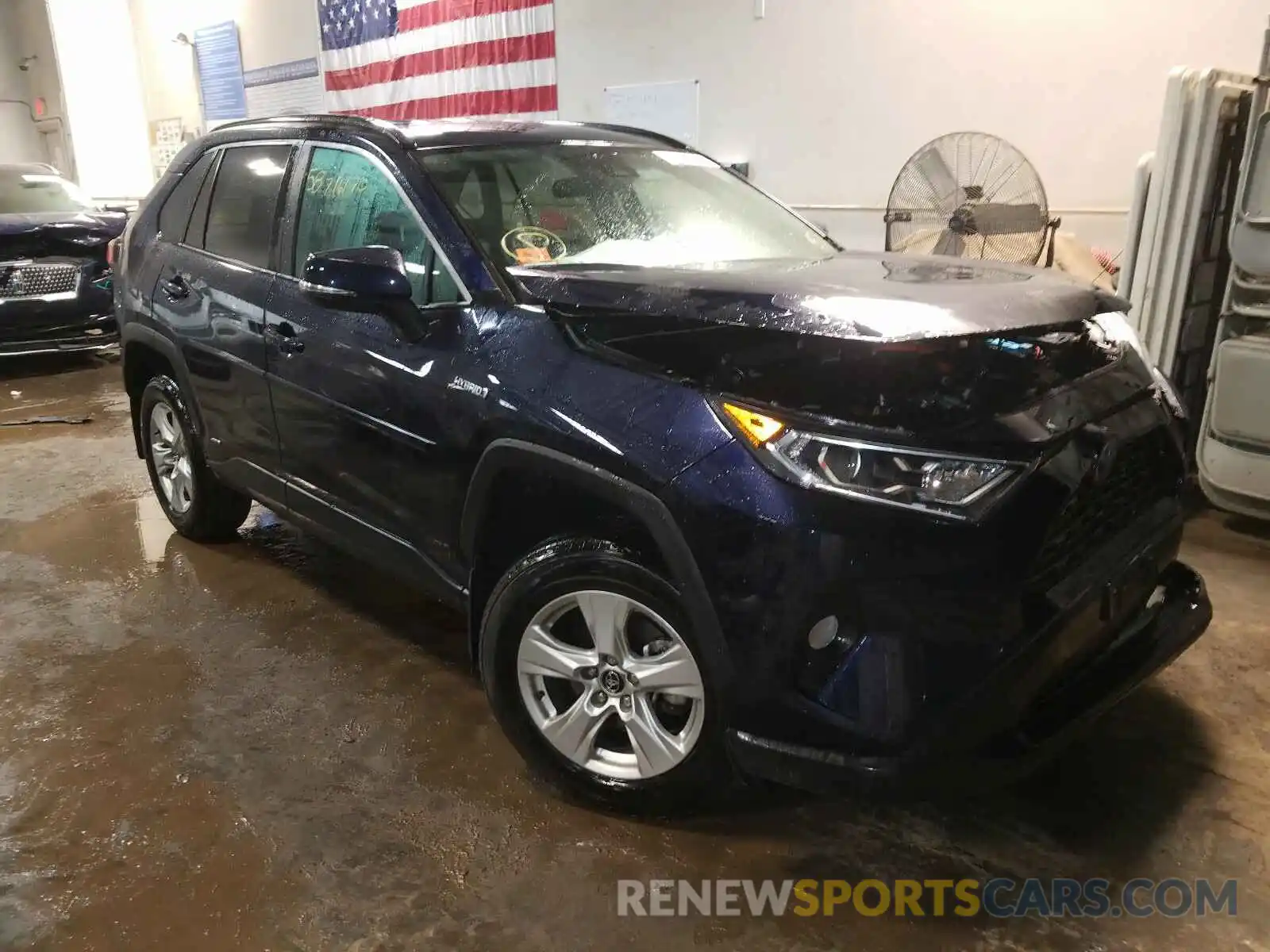 1 Photograph of a damaged car 2T3RWRFV9LW074322 TOYOTA RAV4 2020