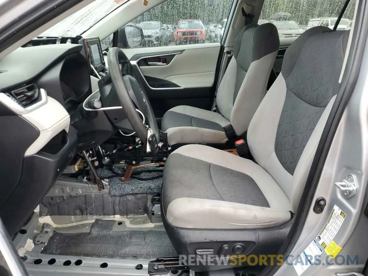 7 Photograph of a damaged car 2T3RWRFV9LW094439 TOYOTA RAV4 2020