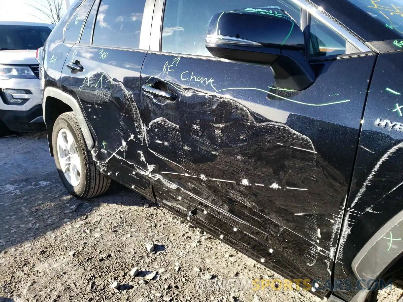 9 Photograph of a damaged car 2T3RWRFV9LW102295 TOYOTA RAV4 2020