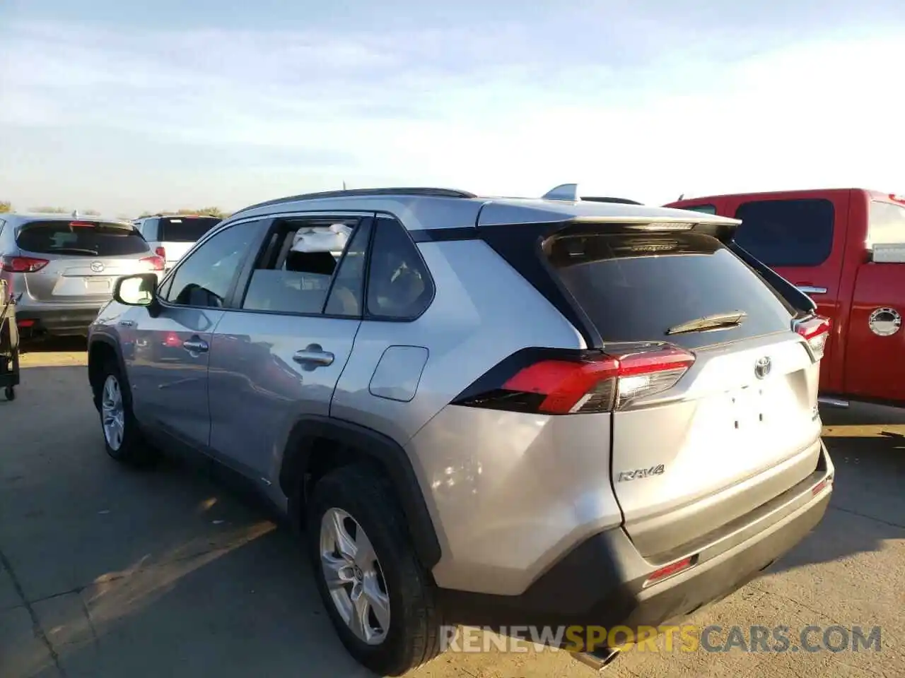 3 Photograph of a damaged car 2T3RWRFVXLW084101 TOYOTA RAV4 2020