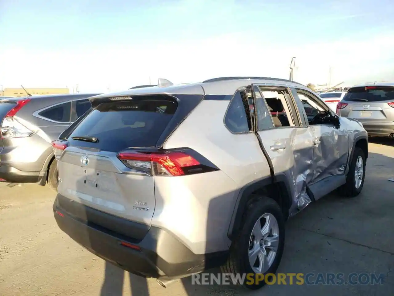 4 Photograph of a damaged car 2T3RWRFVXLW084101 TOYOTA RAV4 2020