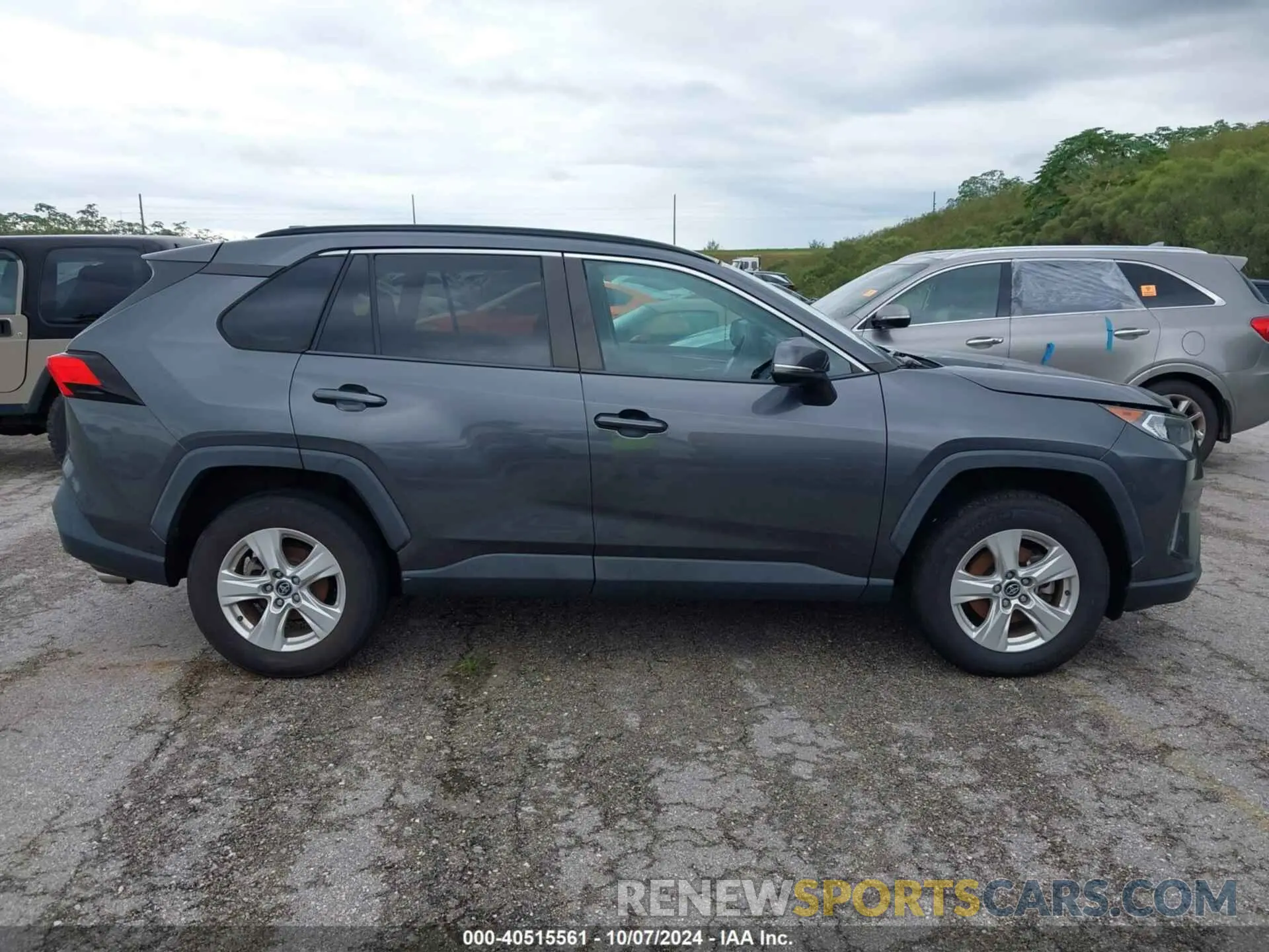 13 Photograph of a damaged car 2T3W1RFV0LC067231 TOYOTA RAV4 2020