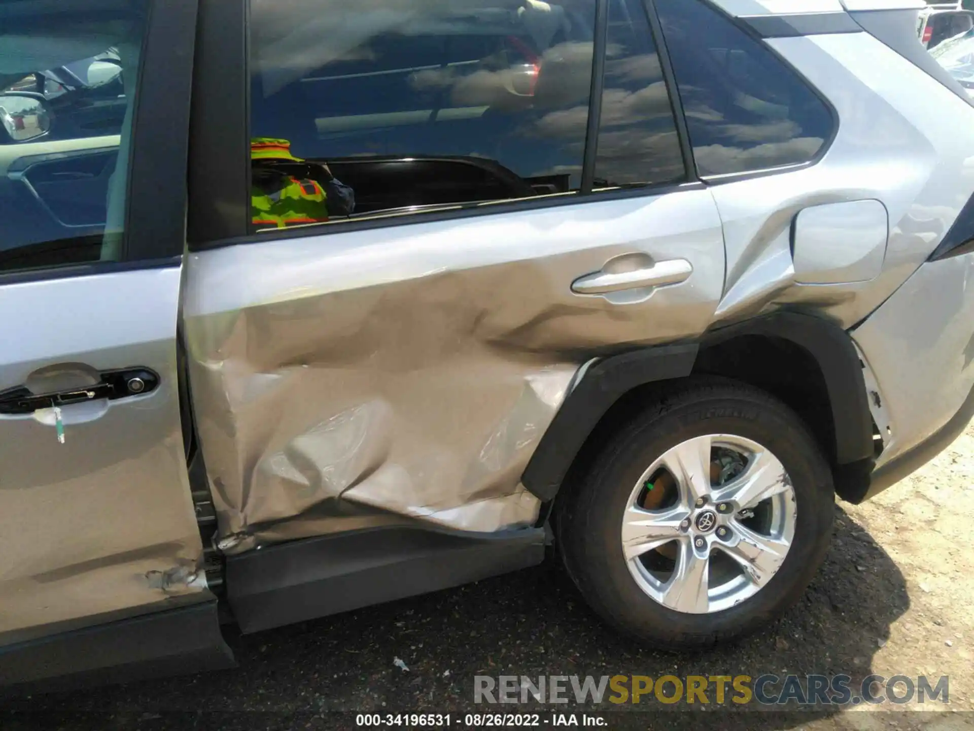 6 Photograph of a damaged car 2T3W1RFV1LC071479 TOYOTA RAV4 2020