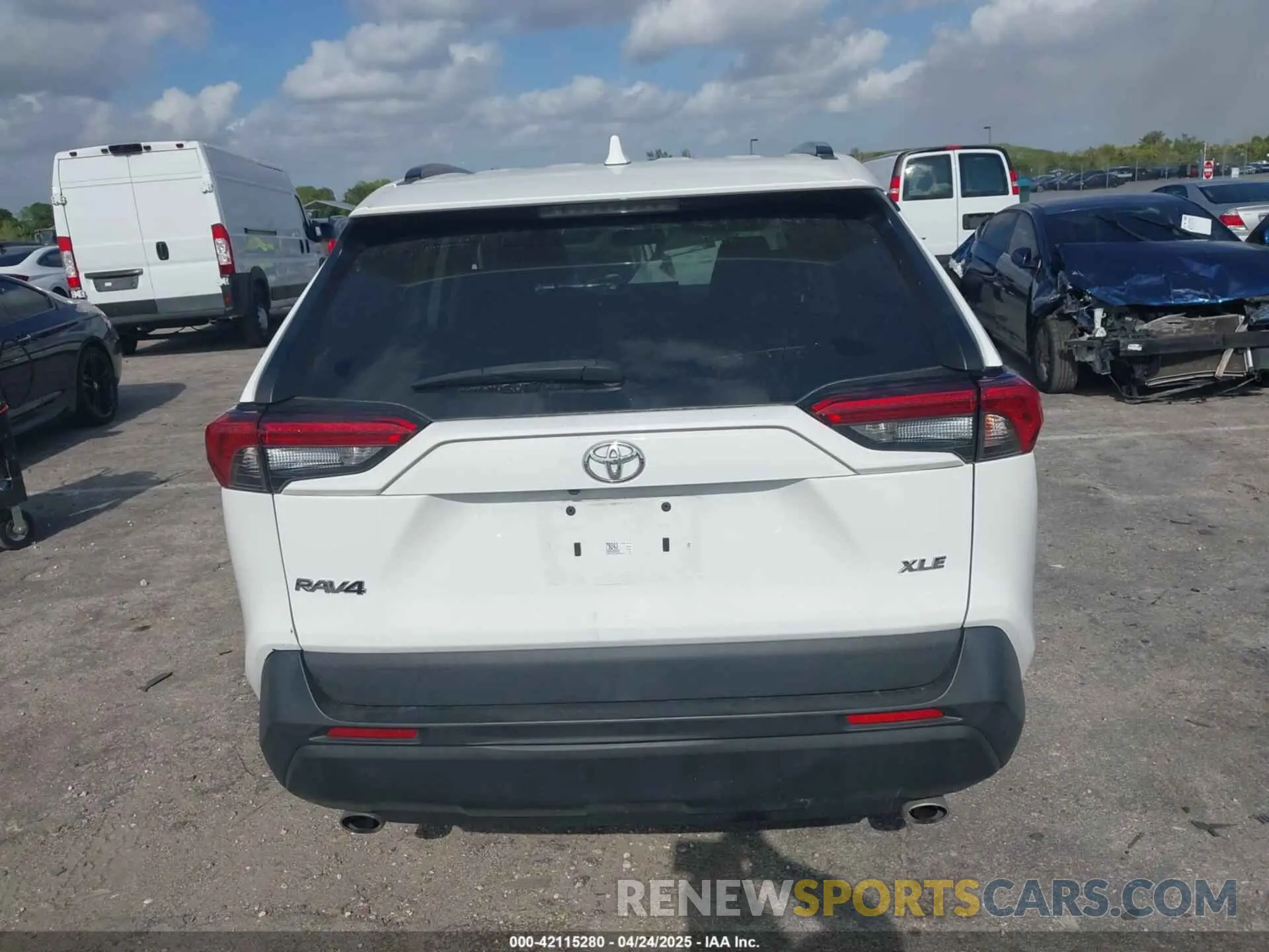 17 Photograph of a damaged car 2T3W1RFV1LC079243 TOYOTA RAV4 2020