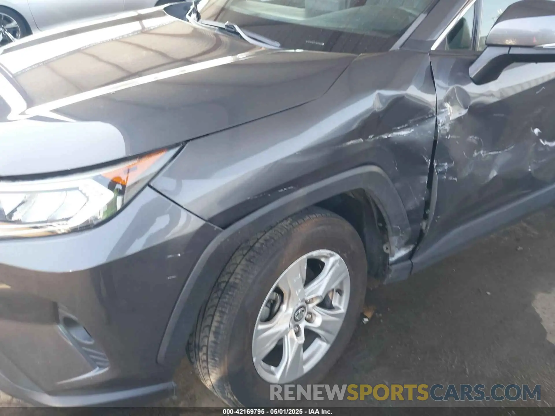 6 Photograph of a damaged car 2T3W1RFV1LW079645 TOYOTA RAV4 2020