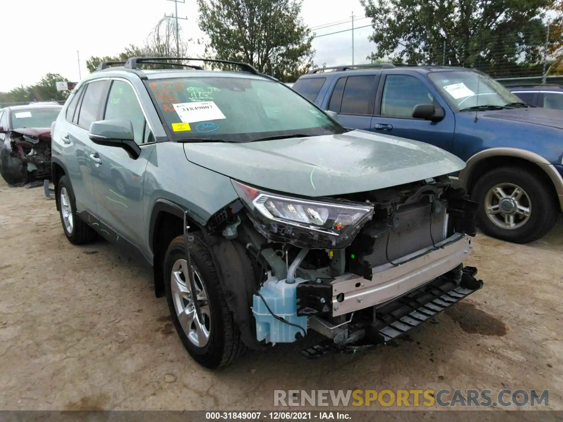 1 Photograph of a damaged car 2T3W1RFV1LW102096 TOYOTA RAV4 2020