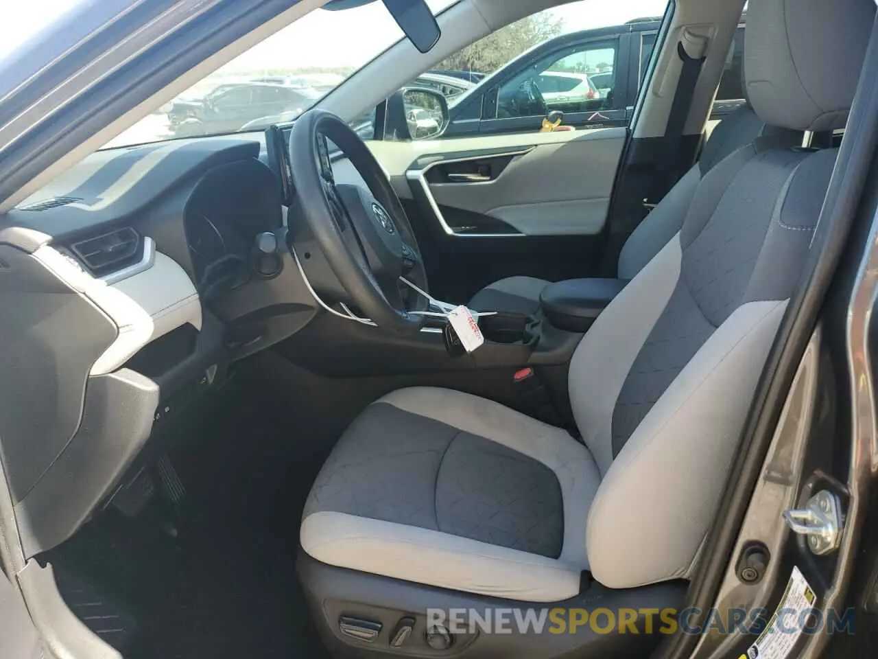 7 Photograph of a damaged car 2T3W1RFV2LC052018 TOYOTA RAV4 2020