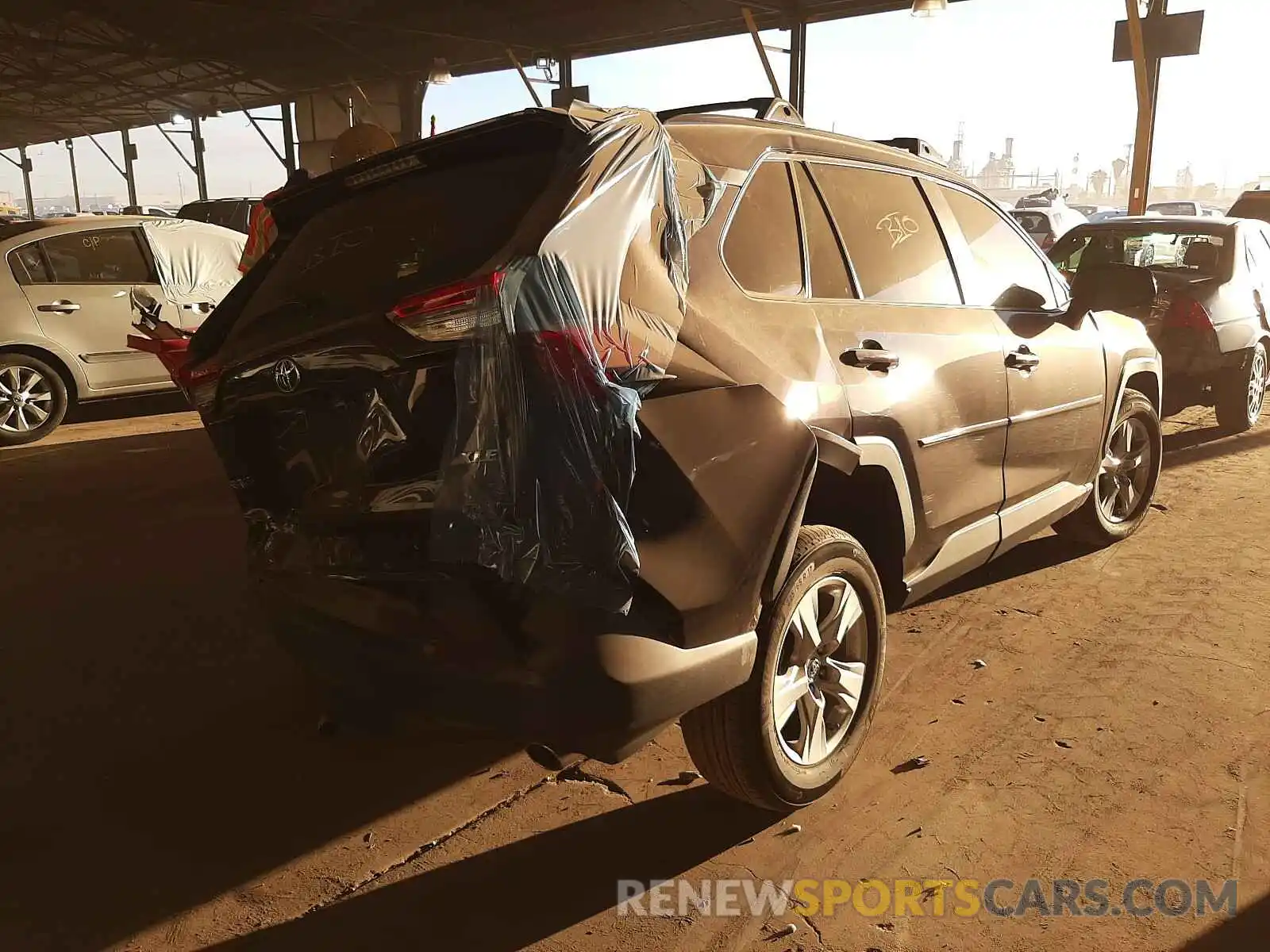 4 Photograph of a damaged car 2T3W1RFV2LC061396 TOYOTA RAV4 2020