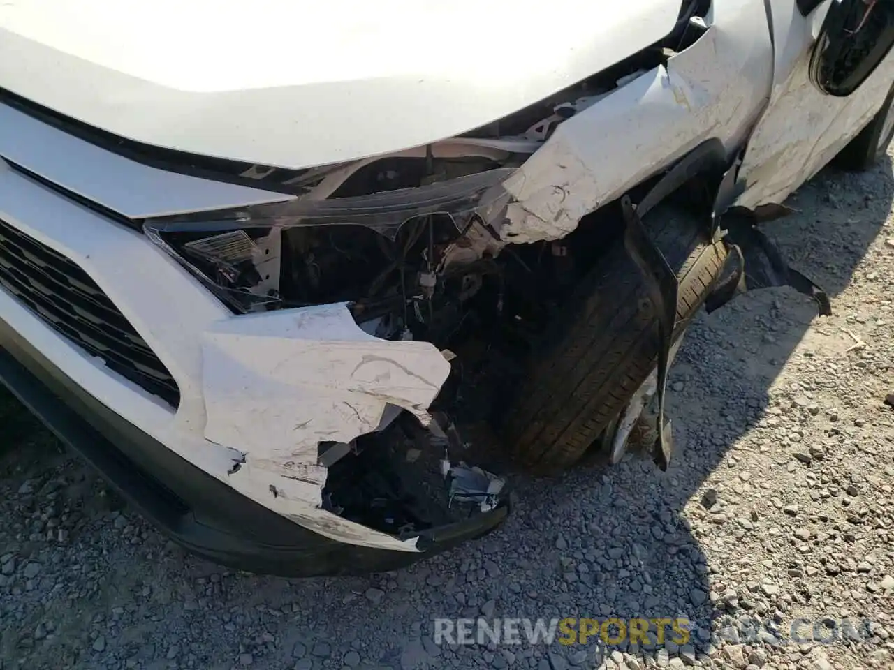 9 Photograph of a damaged car 2T3W1RFV2LW061347 TOYOTA RAV4 2020