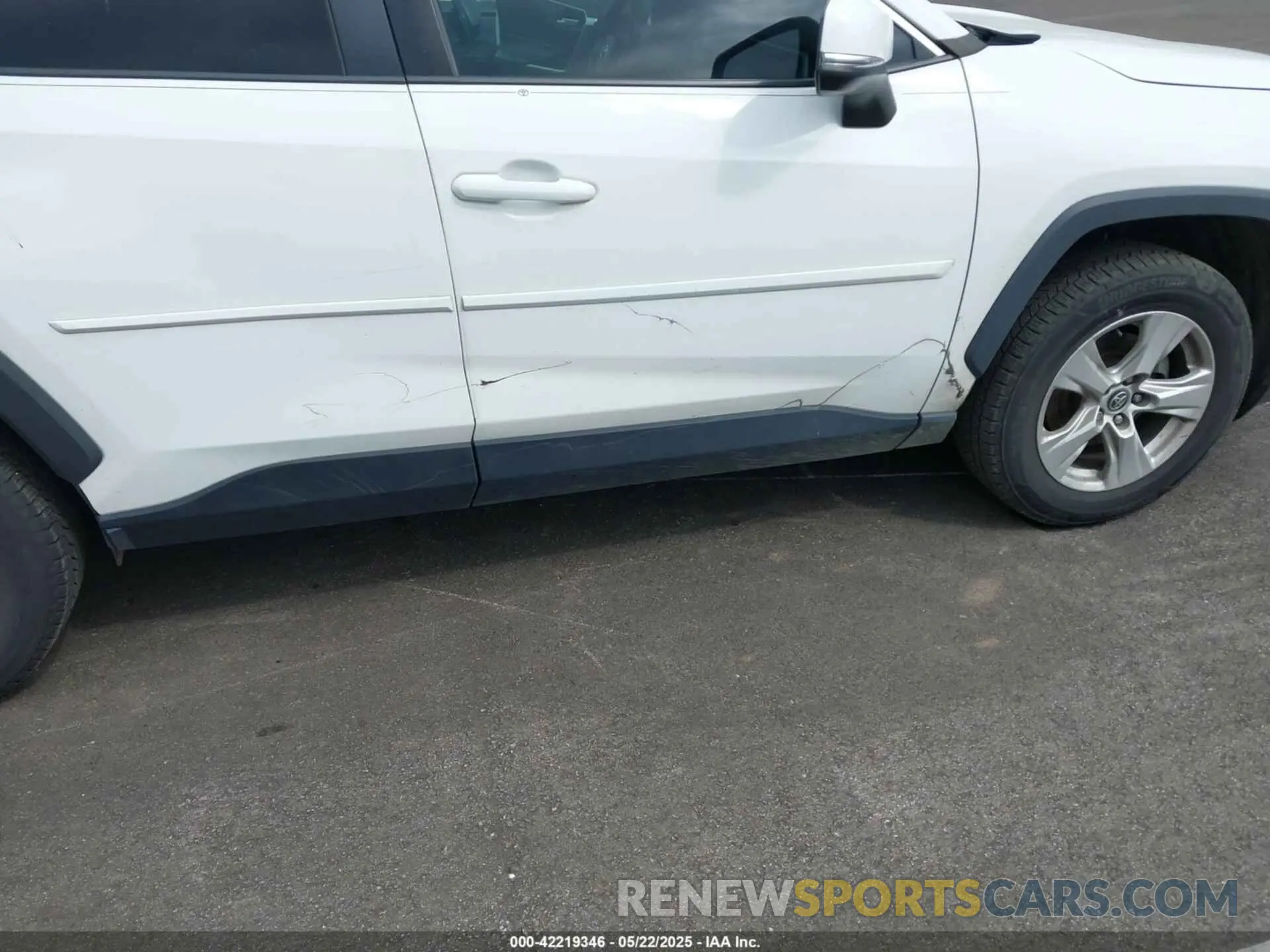 6 Photograph of a damaged car 2T3W1RFV2LW068363 TOYOTA RAV4 2020