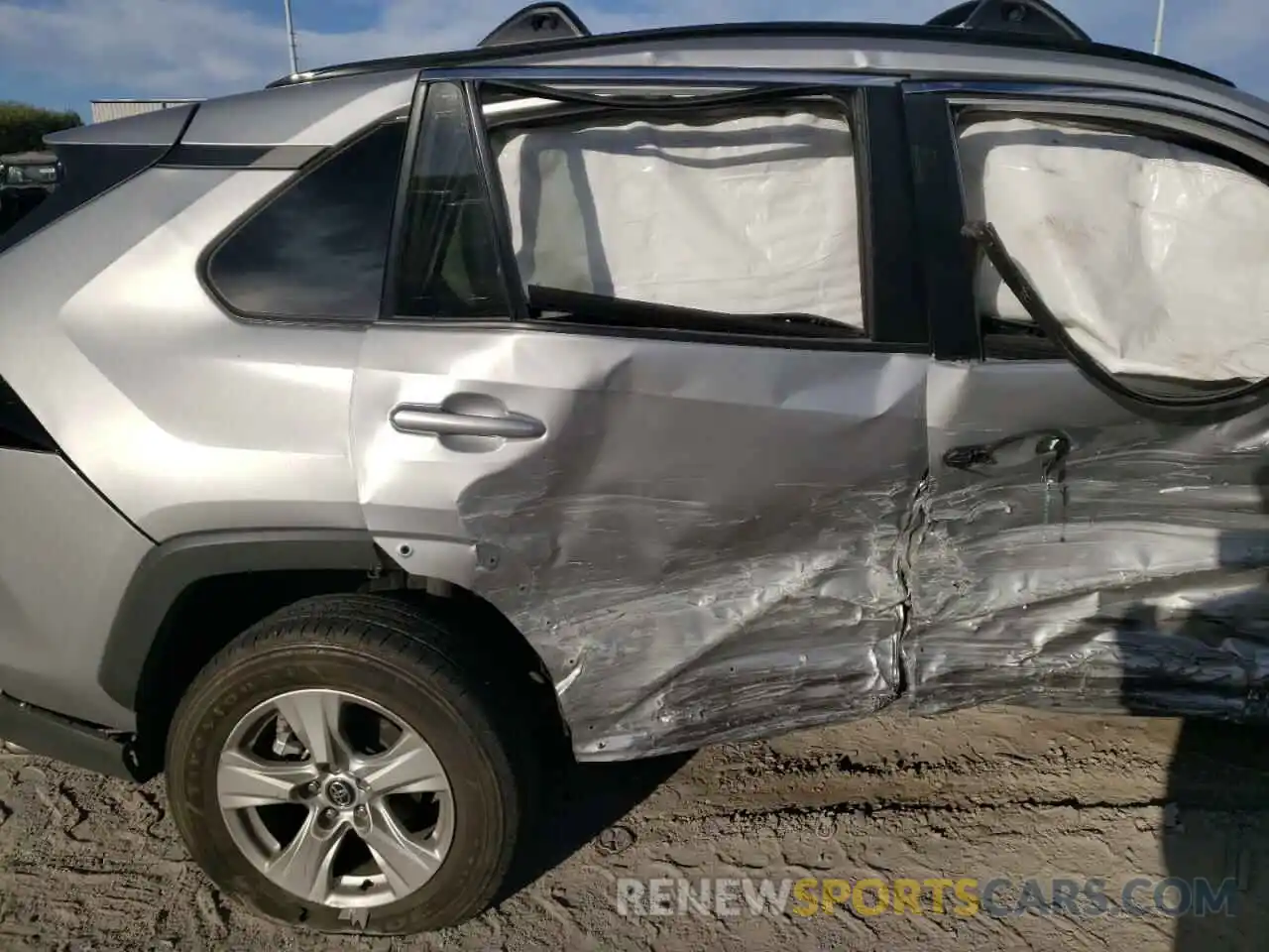 6 Photograph of a damaged car 2T3W1RFV2LW079038 TOYOTA RAV4 2020