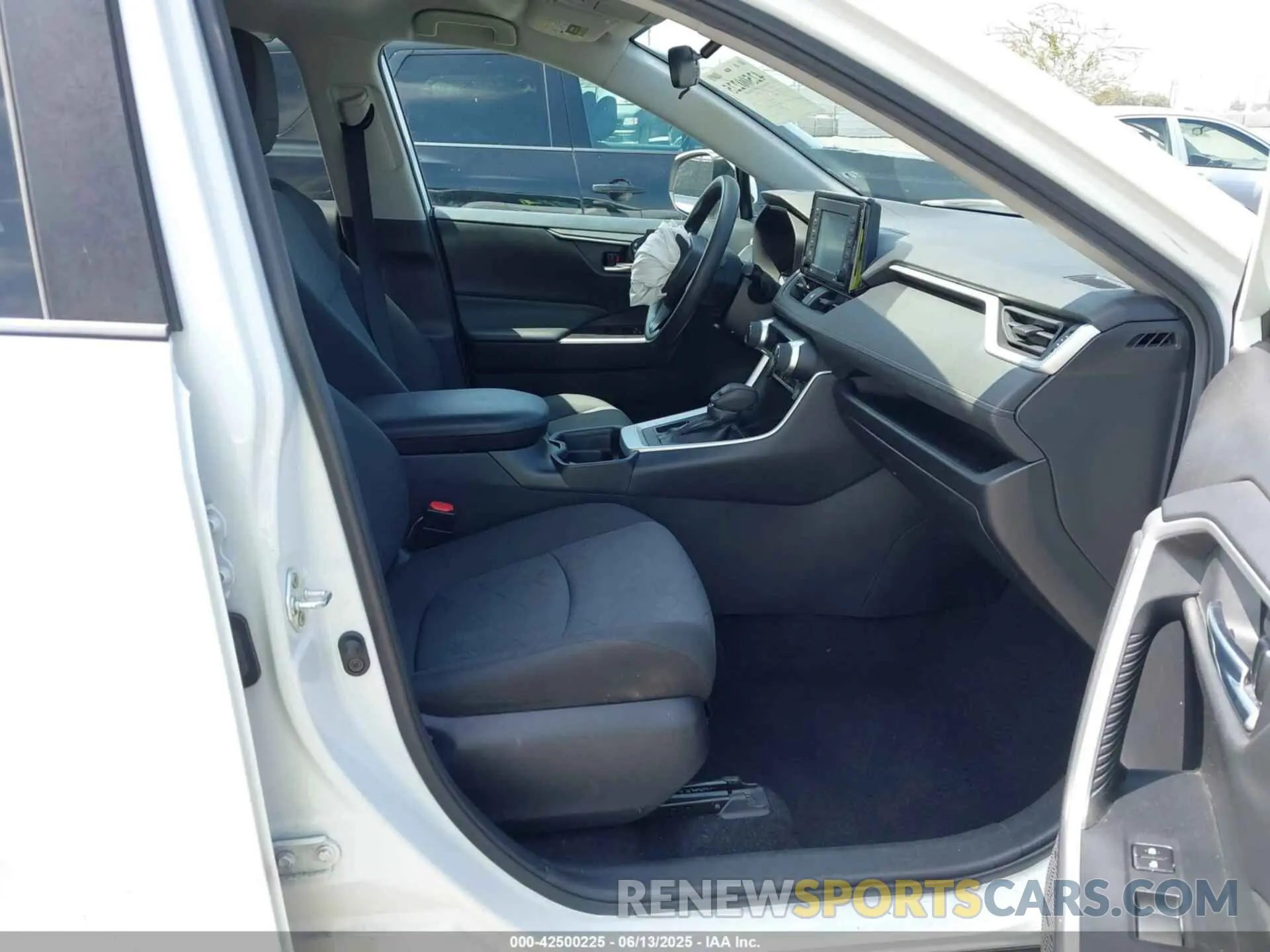 5 Photograph of a damaged car 2T3W1RFV2LW097703 TOYOTA RAV4 2020