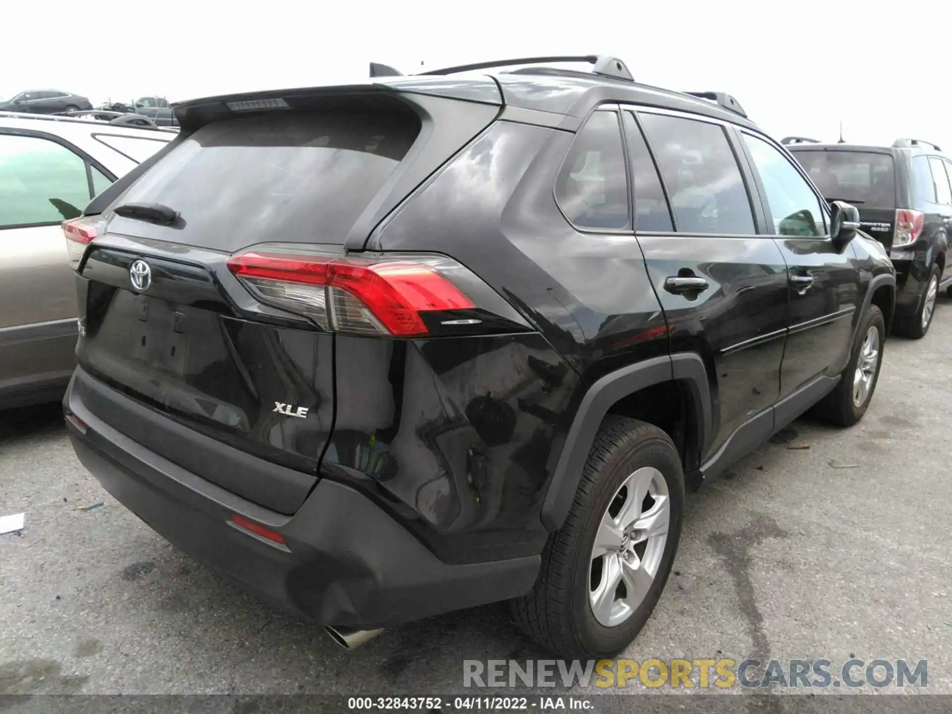 4 Photograph of a damaged car 2T3W1RFV3LW082286 TOYOTA RAV4 2020