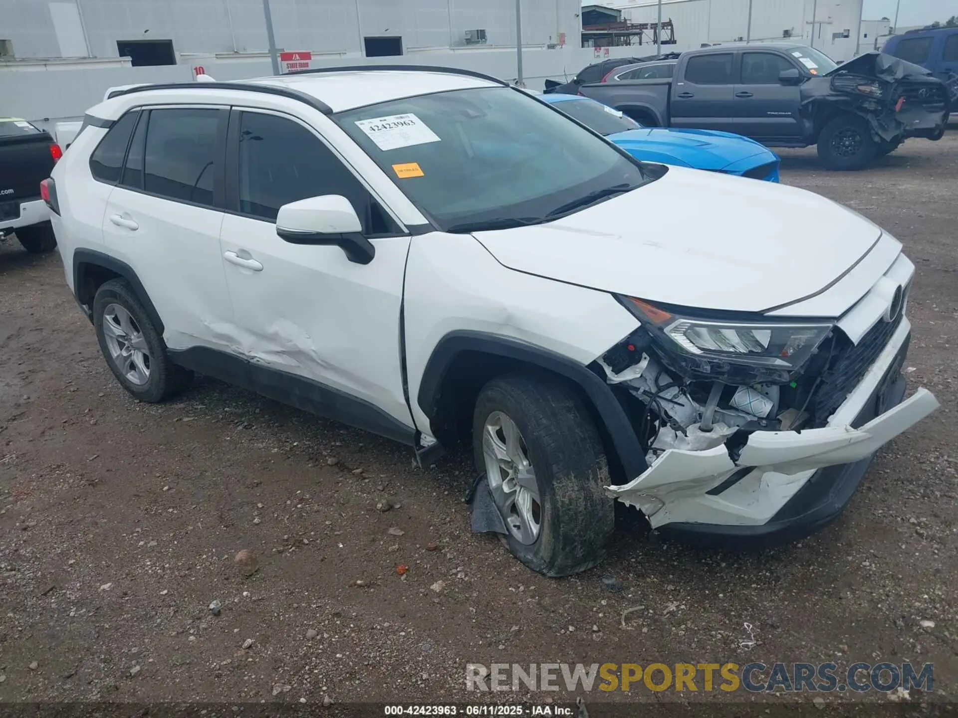 1 Photograph of a damaged car 2T3W1RFV3LW100110 TOYOTA RAV4 2020