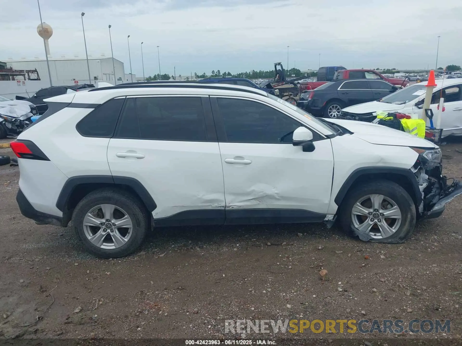 13 Photograph of a damaged car 2T3W1RFV3LW100110 TOYOTA RAV4 2020