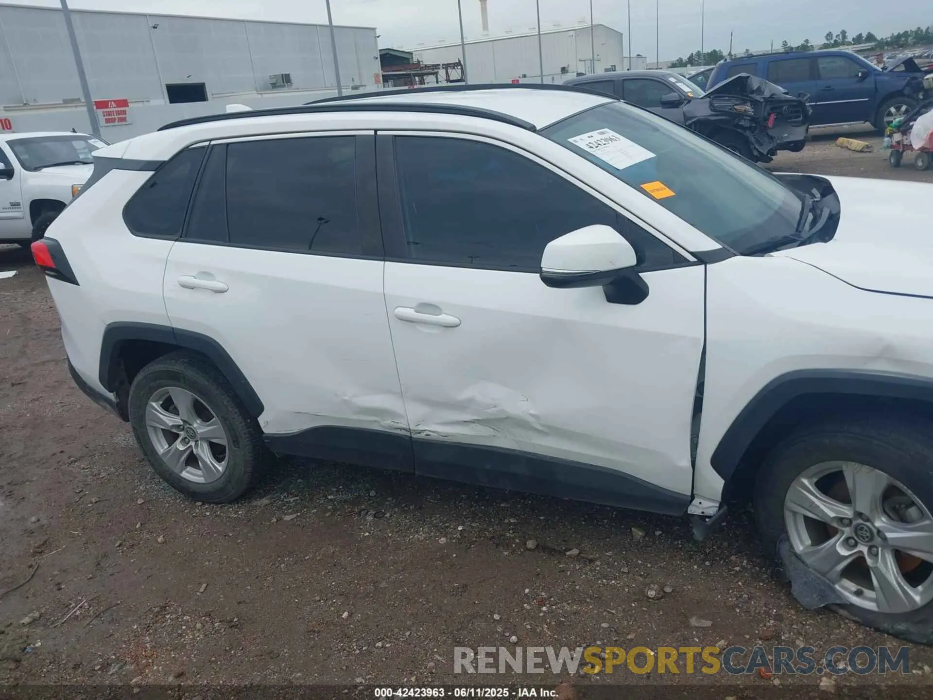 17 Photograph of a damaged car 2T3W1RFV3LW100110 TOYOTA RAV4 2020