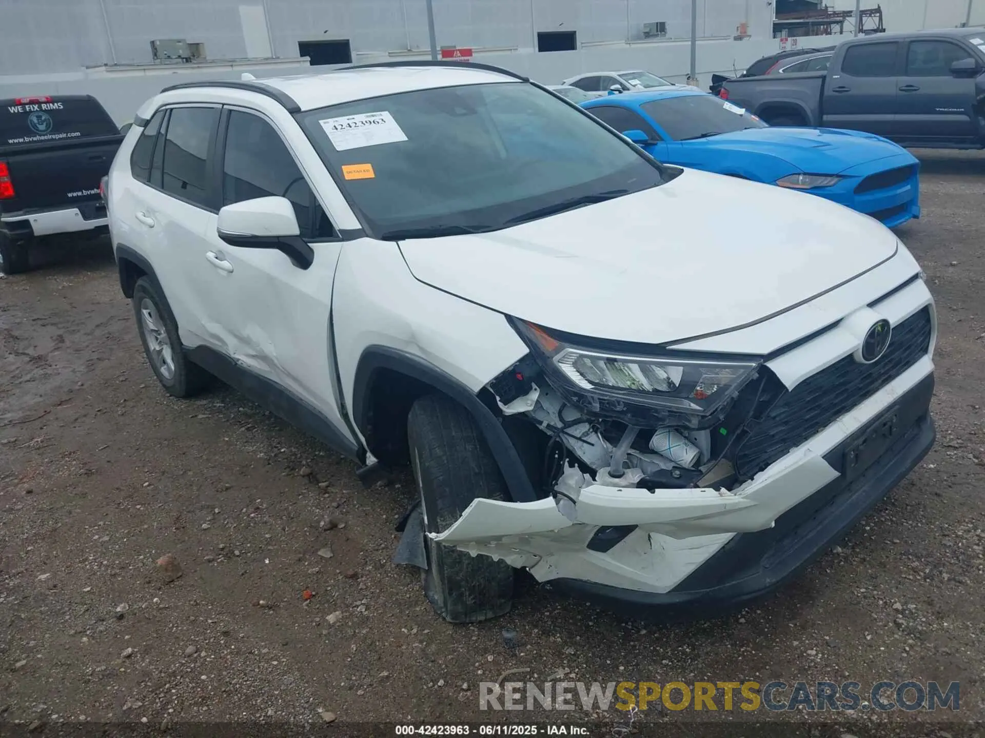 6 Photograph of a damaged car 2T3W1RFV3LW100110 TOYOTA RAV4 2020