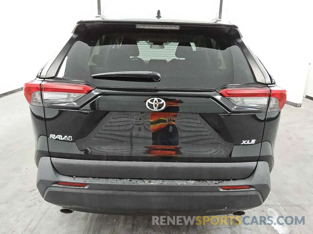 6 Photograph of a damaged car 2T3W1RFV4LC046723 TOYOTA RAV4 2020
