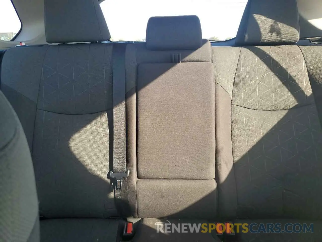 10 Photograph of a damaged car 2T3W1RFV4LC052568 TOYOTA RAV4 2020