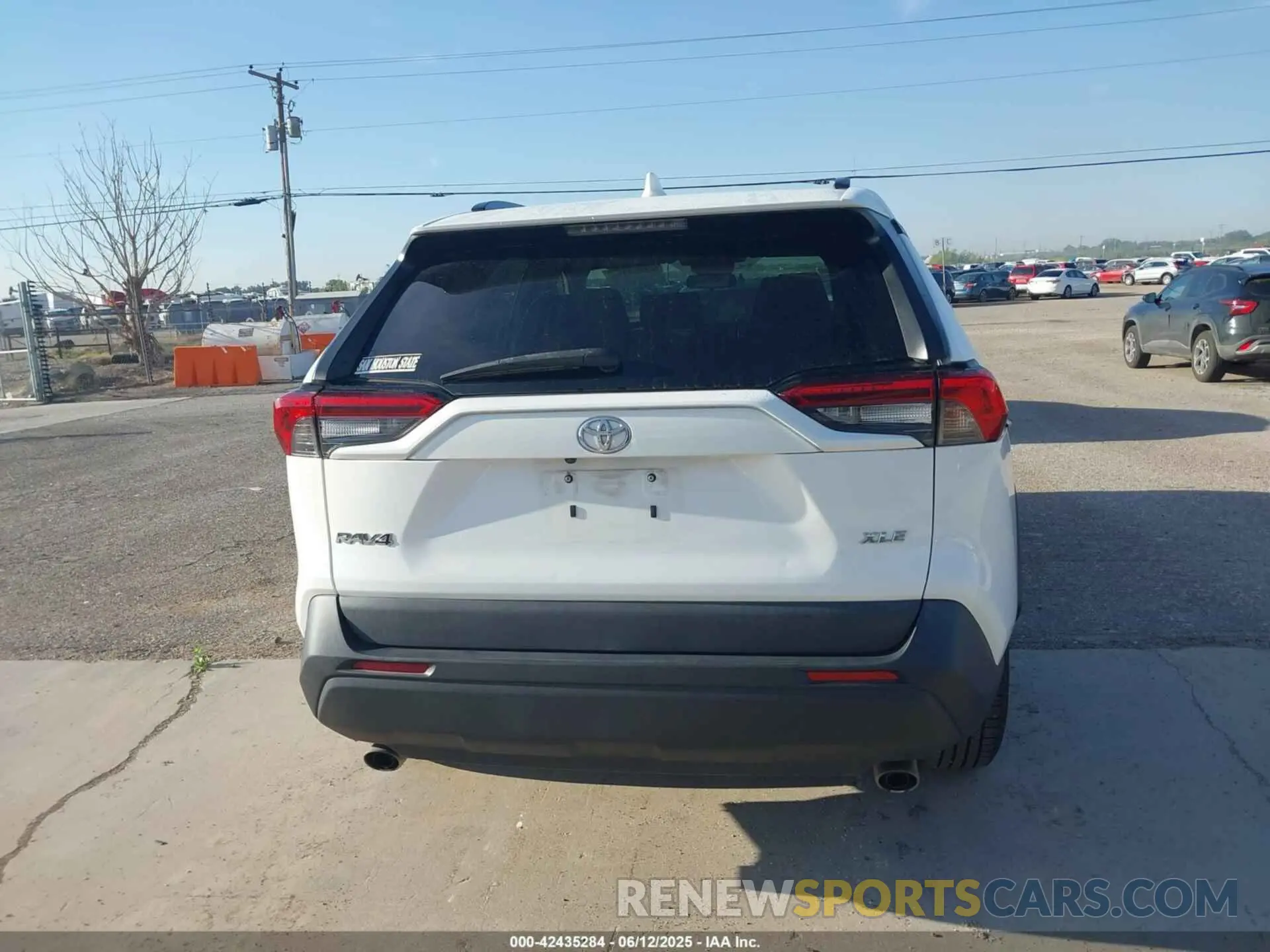 16 Photograph of a damaged car 2T3W1RFV4LC064364 TOYOTA RAV4 2020