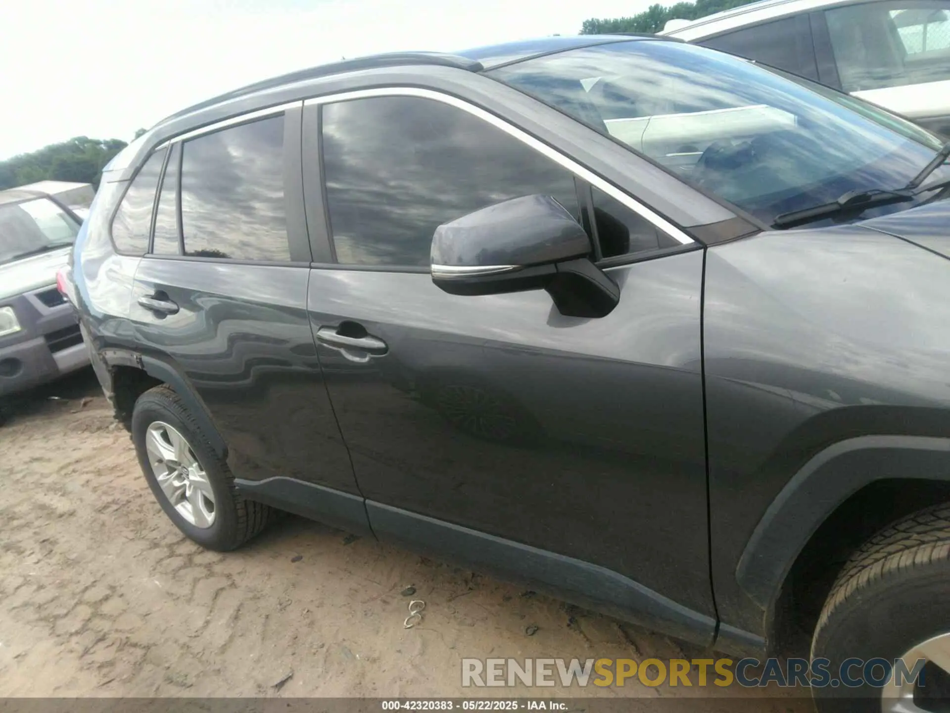 13 Photograph of a damaged car 2T3W1RFV4LC069984 TOYOTA RAV4 2020