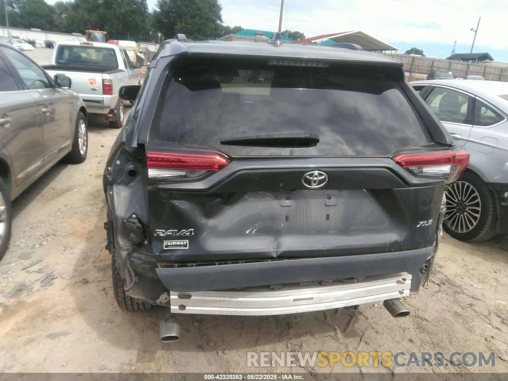 6 Photograph of a damaged car 2T3W1RFV4LC069984 TOYOTA RAV4 2020