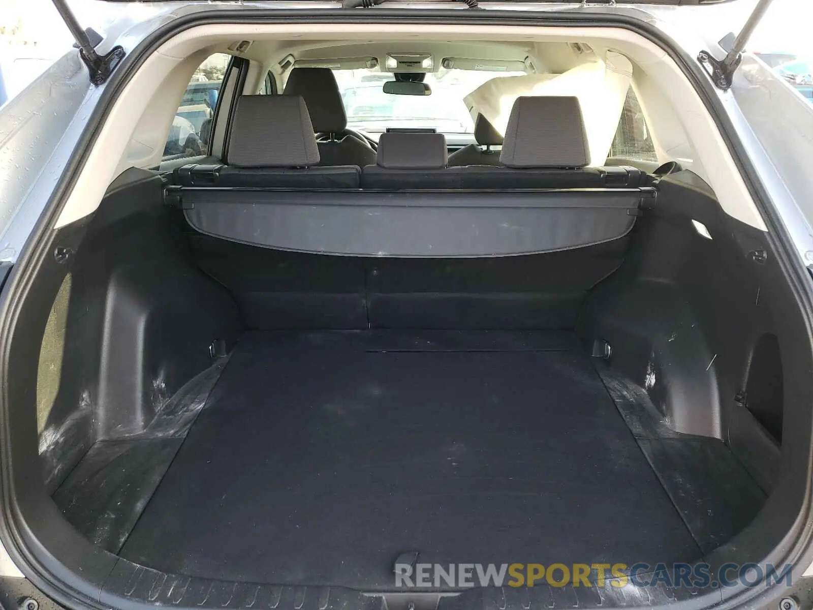 9 Photograph of a damaged car 2T3W1RFV4LC083576 TOYOTA RAV4 2020