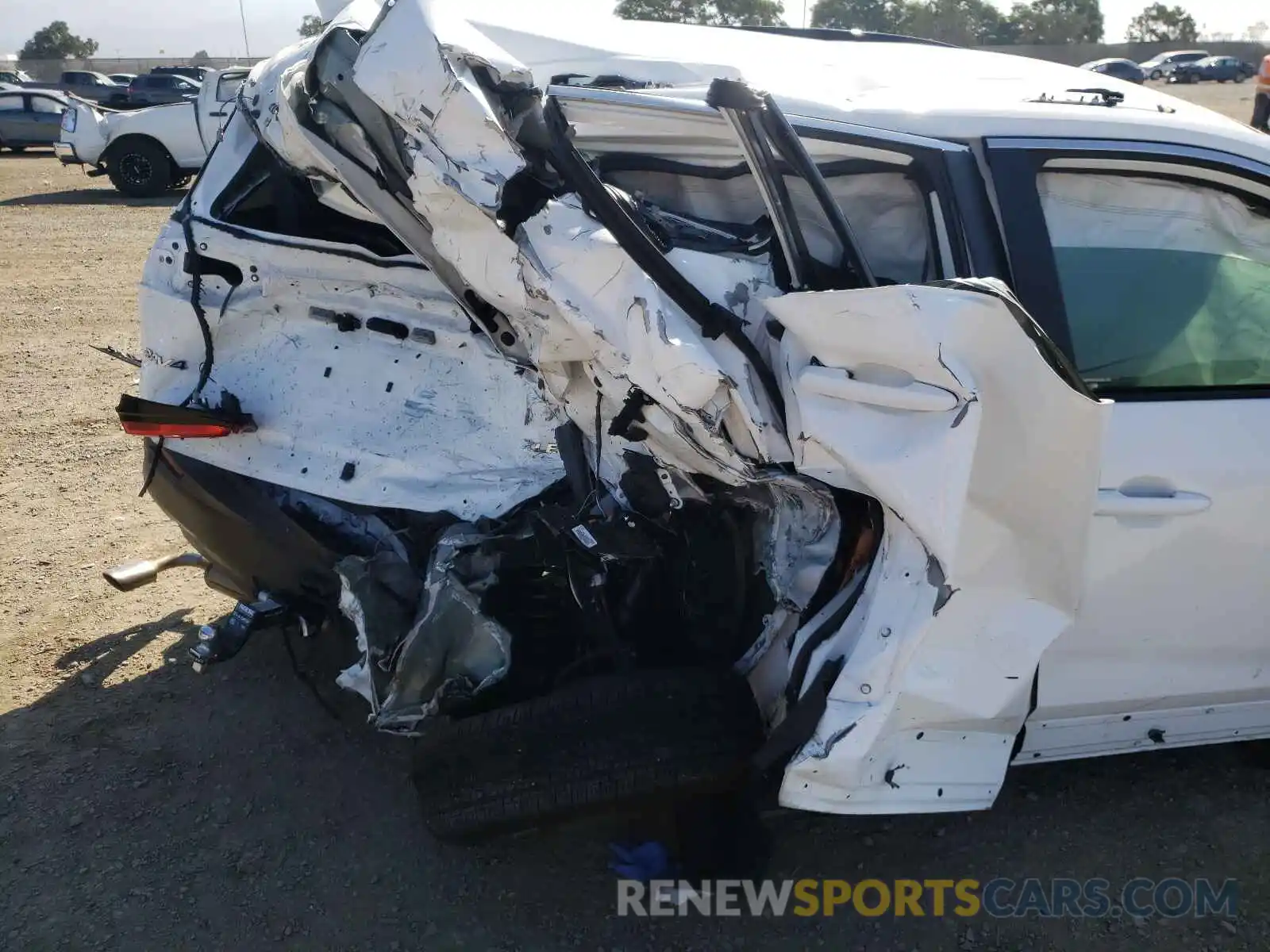 6 Photograph of a damaged car 2T3W1RFV4LW090378 TOYOTA RAV4 2020