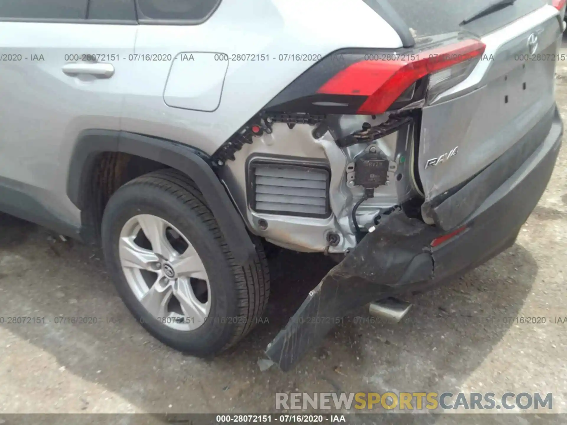 6 Photograph of a damaged car 2T3W1RFV5LC045466 TOYOTA RAV4 2020