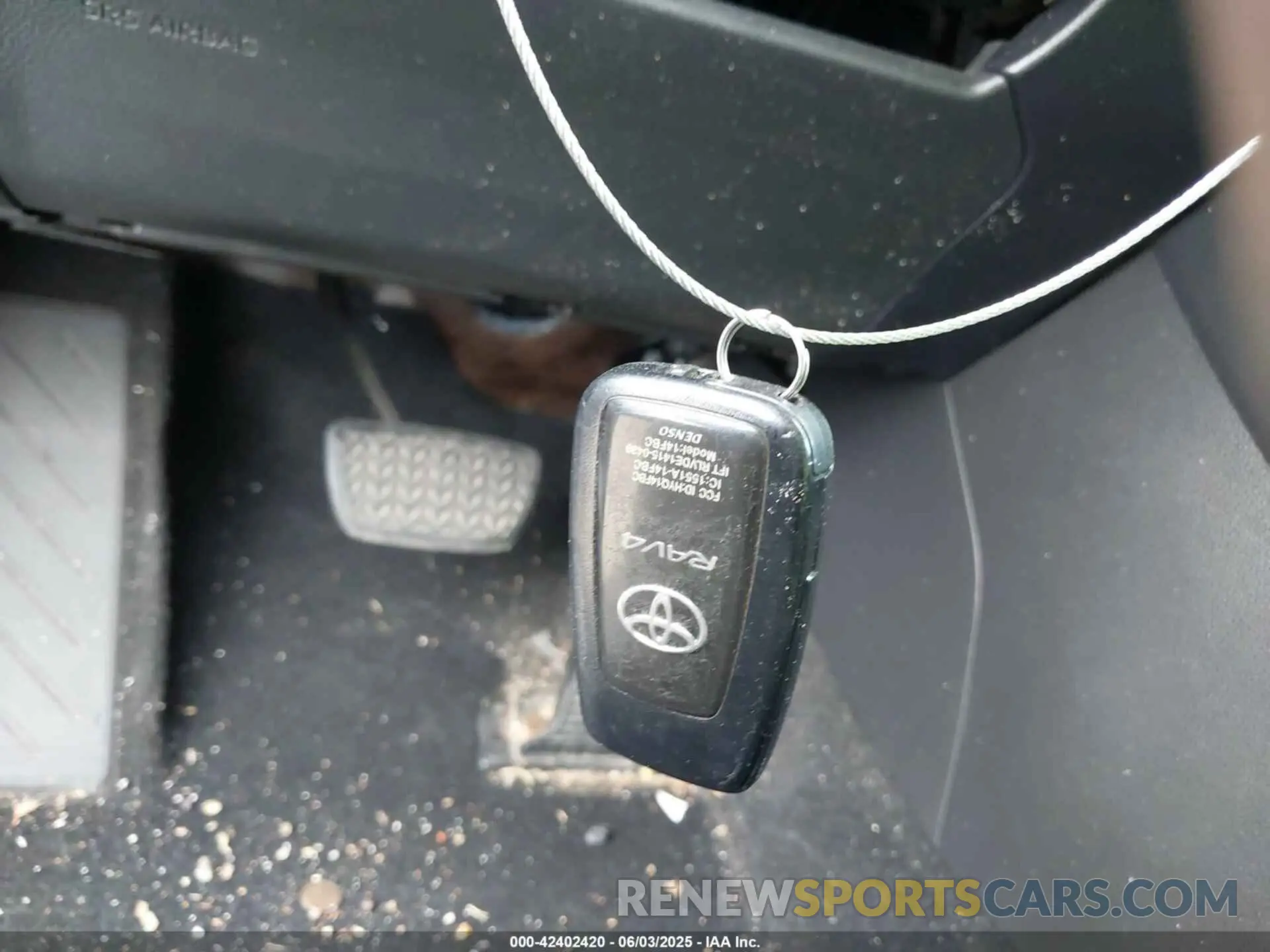 11 Photograph of a damaged car 2T3W1RFV5LC061473 TOYOTA RAV4 2020