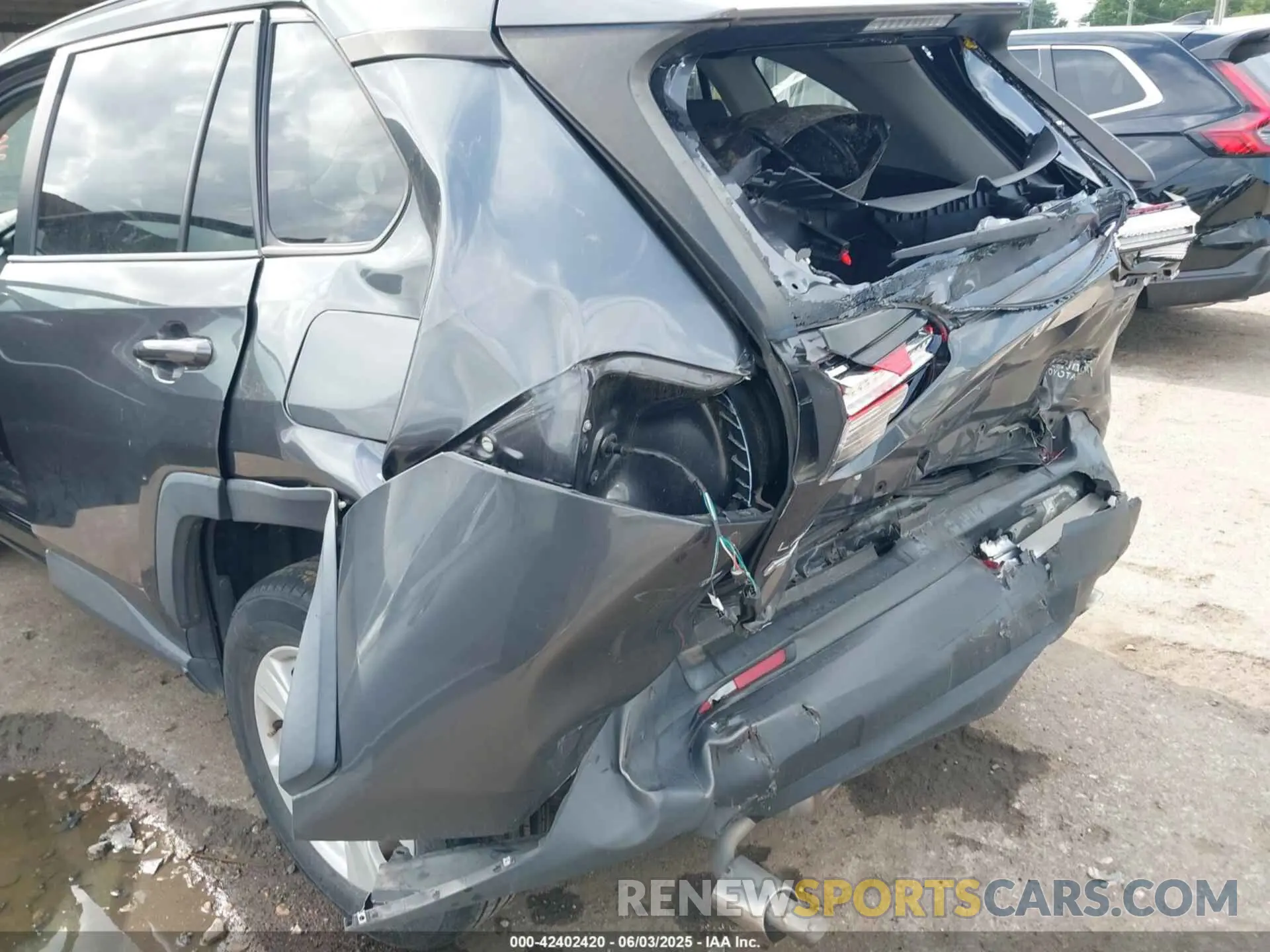 6 Photograph of a damaged car 2T3W1RFV5LC061473 TOYOTA RAV4 2020