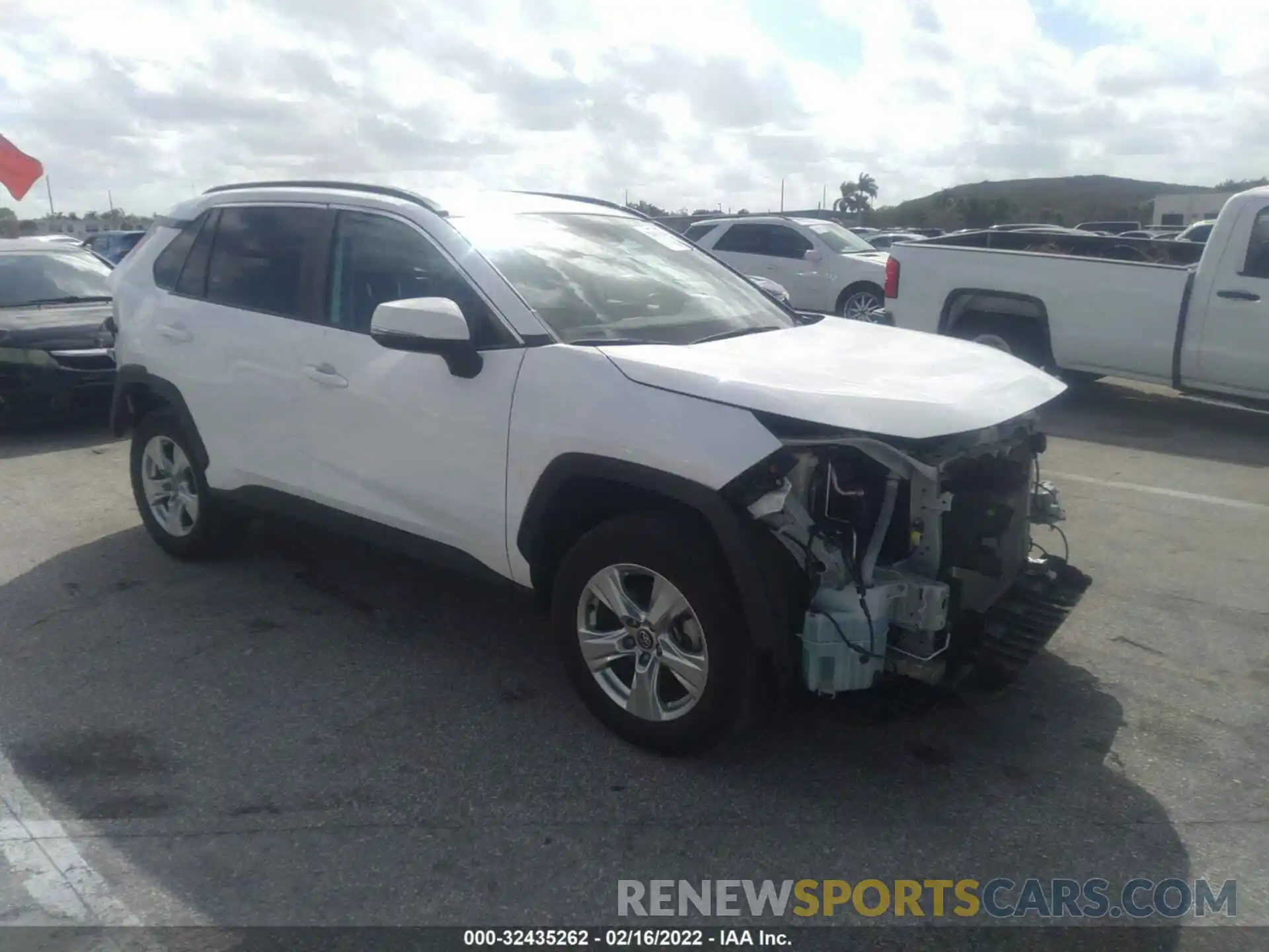 1 Photograph of a damaged car 2T3W1RFV5LW062654 TOYOTA RAV4 2020