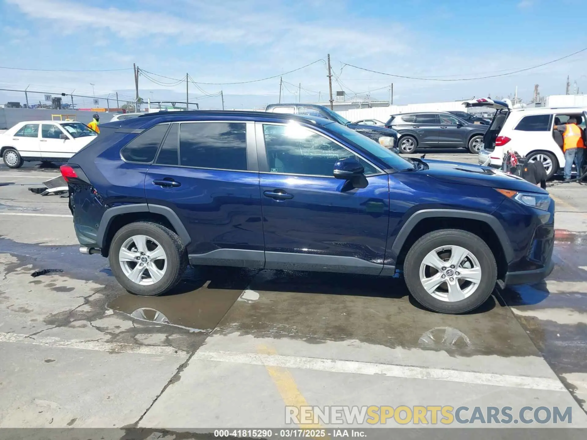 14 Photograph of a damaged car 2T3W1RFV5LW101565 TOYOTA RAV4 2020