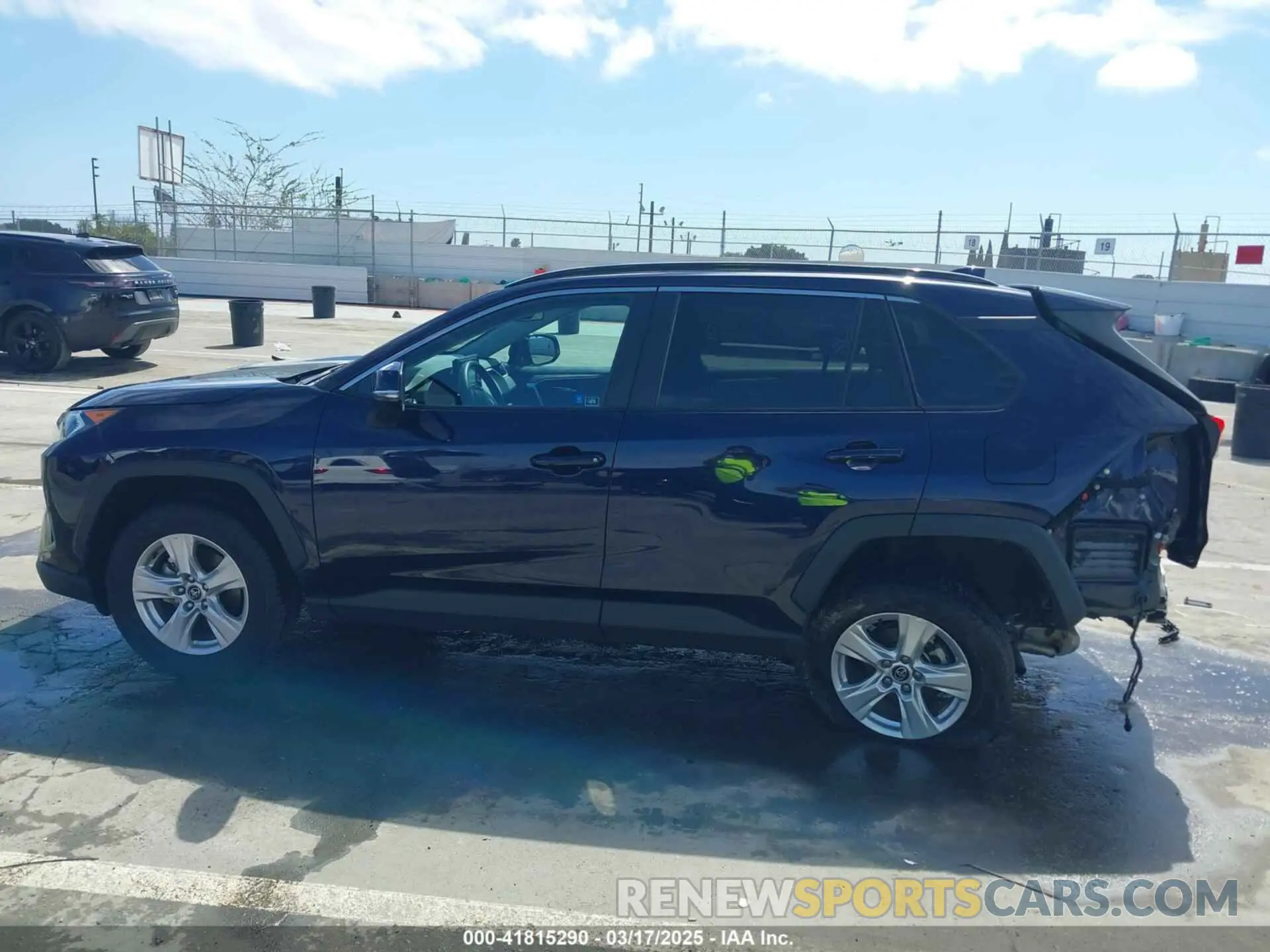 15 Photograph of a damaged car 2T3W1RFV5LW101565 TOYOTA RAV4 2020