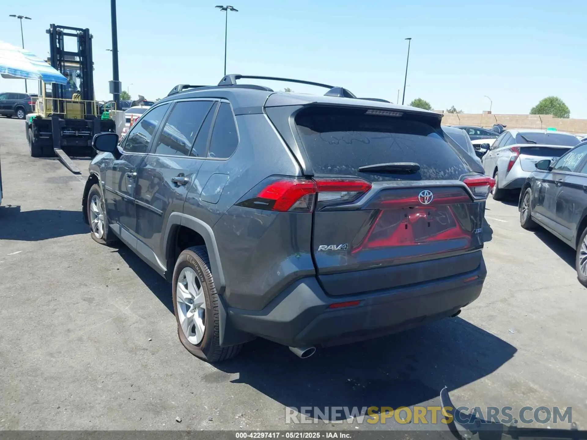 15 Photograph of a damaged car 2T3W1RFV6LC081800 TOYOTA RAV4 2020