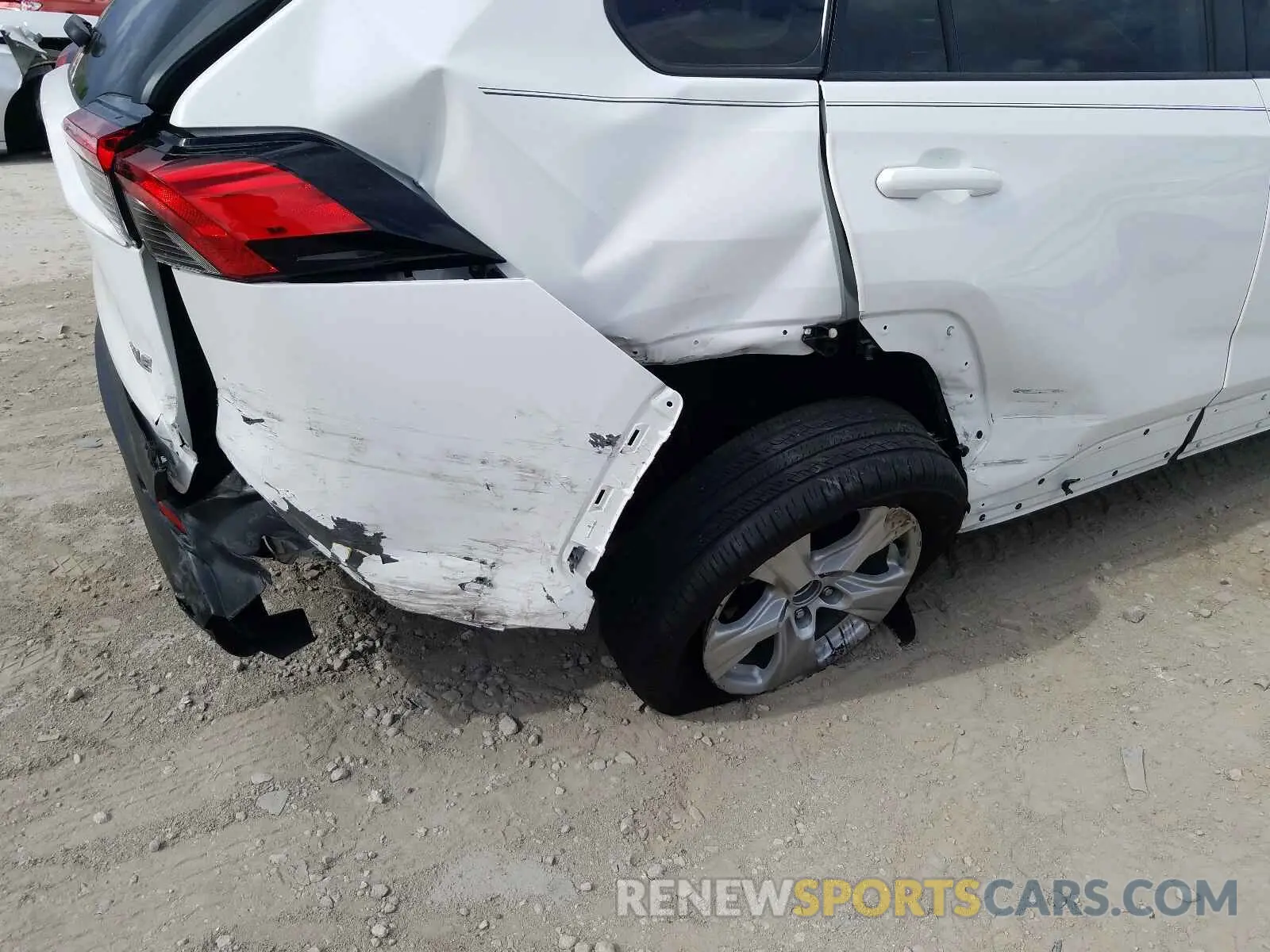 9 Photograph of a damaged car 2T3W1RFV7LW059870 TOYOTA RAV4 2020