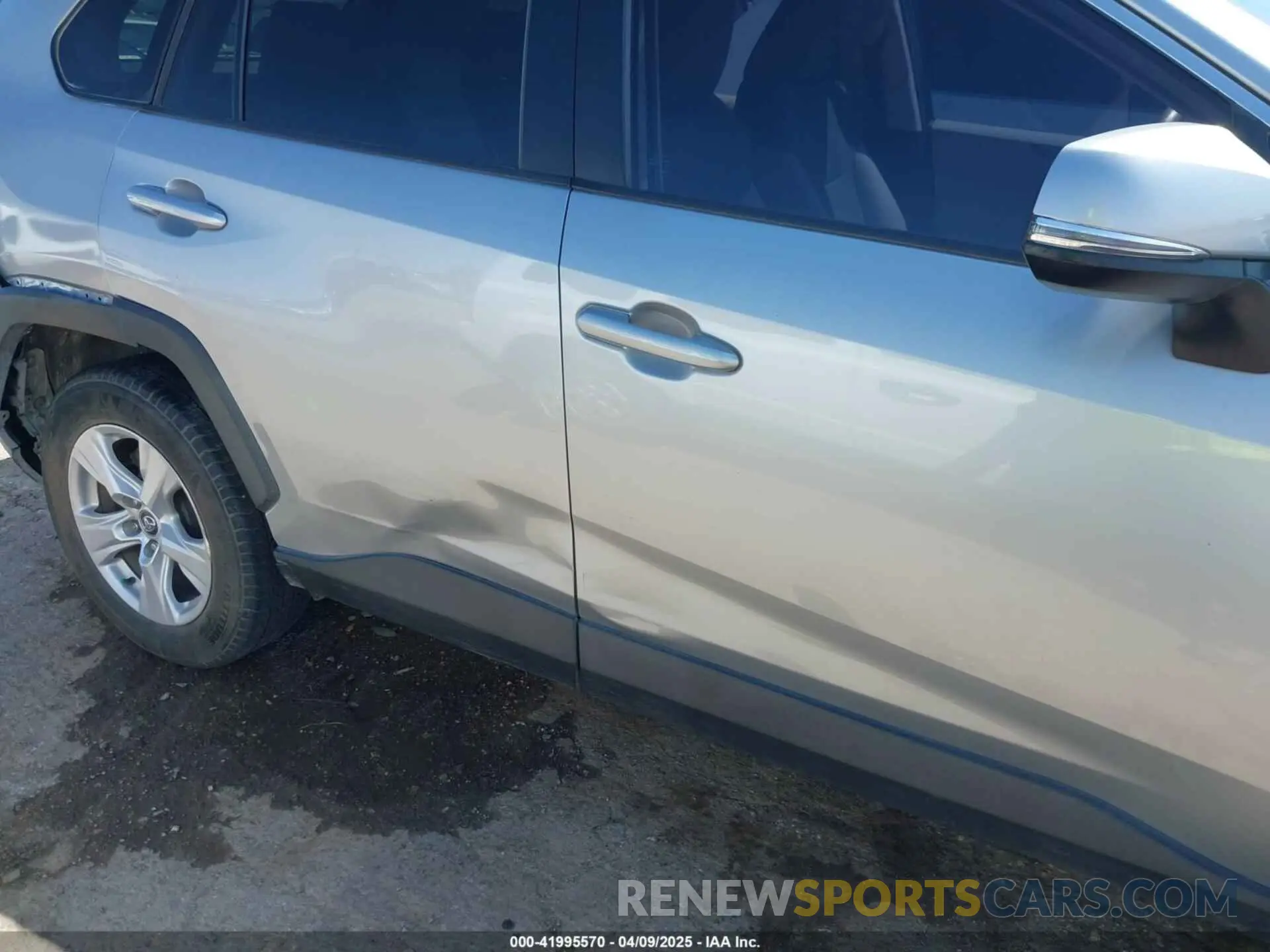 18 Photograph of a damaged car 2T3W1RFV7LW085269 TOYOTA RAV4 2020