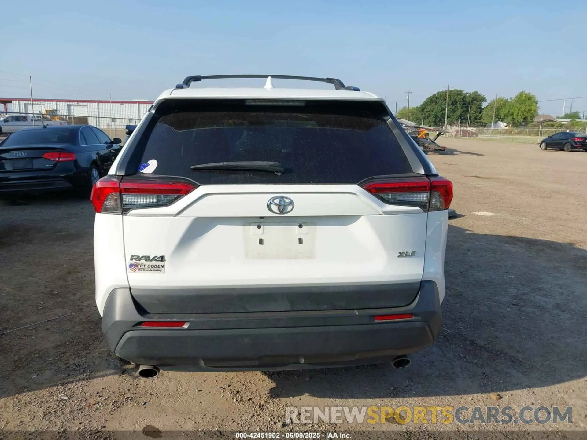 17 Photograph of a damaged car 2T3W1RFV8LC045154 TOYOTA RAV4 2020