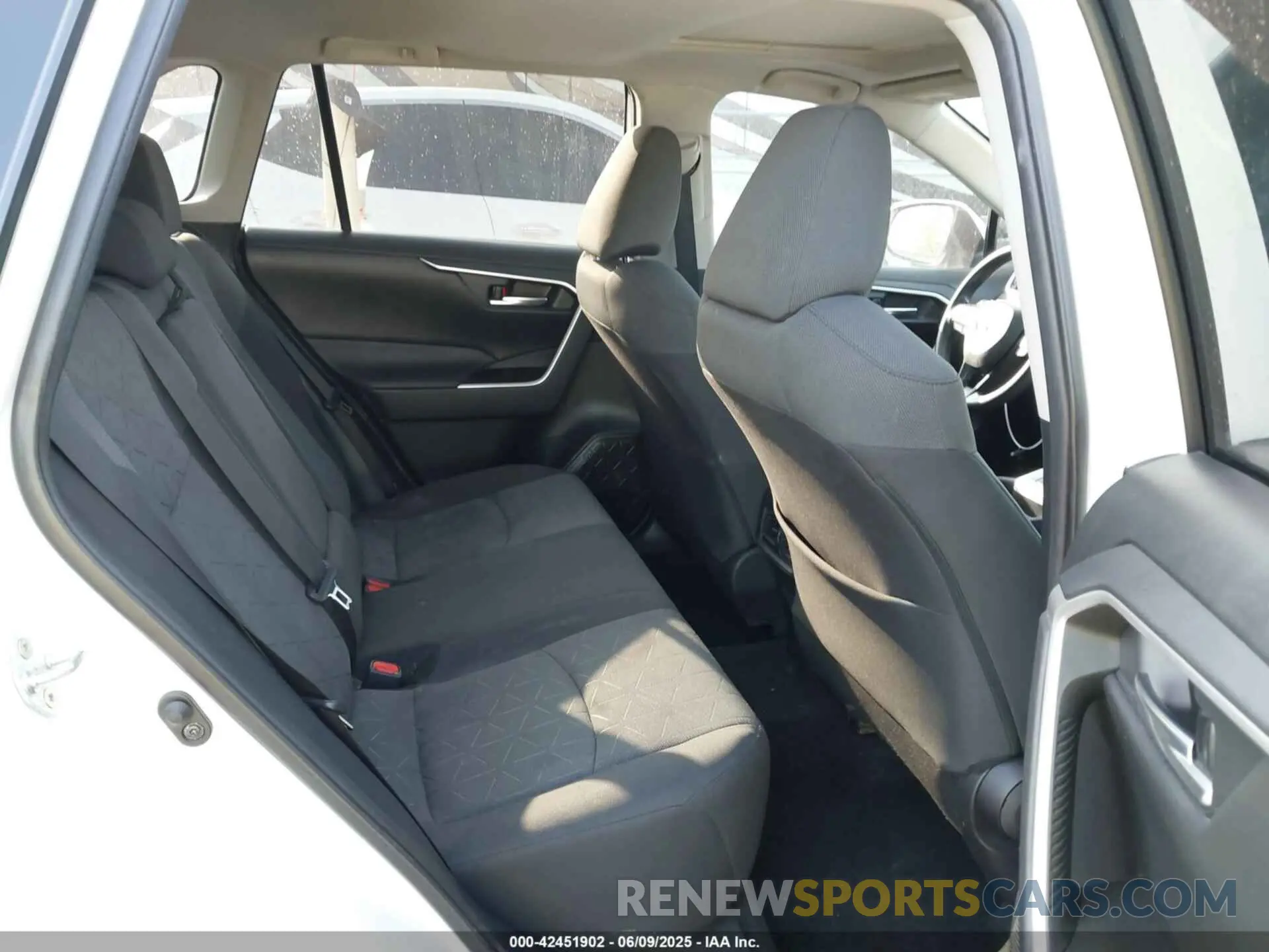 8 Photograph of a damaged car 2T3W1RFV8LC045154 TOYOTA RAV4 2020