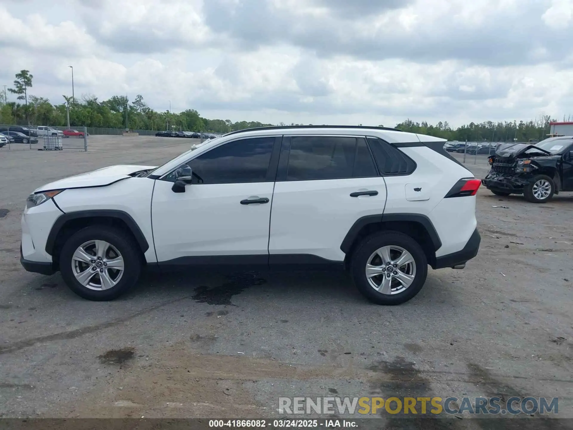 14 Photograph of a damaged car 2T3W1RFV8LC053206 TOYOTA RAV4 2020