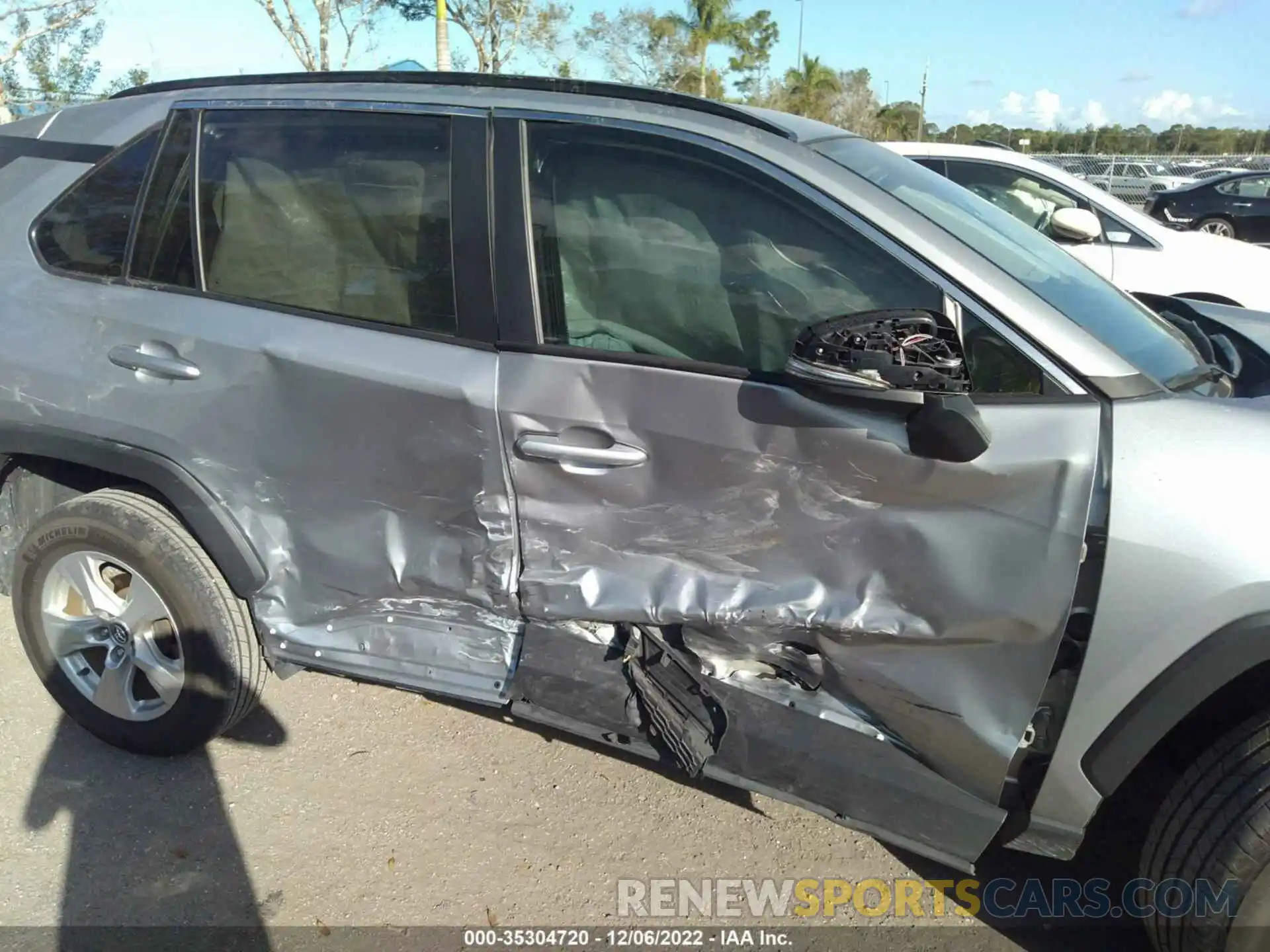 6 Photograph of a damaged car 2T3W1RFV8LC063069 TOYOTA RAV4 2020