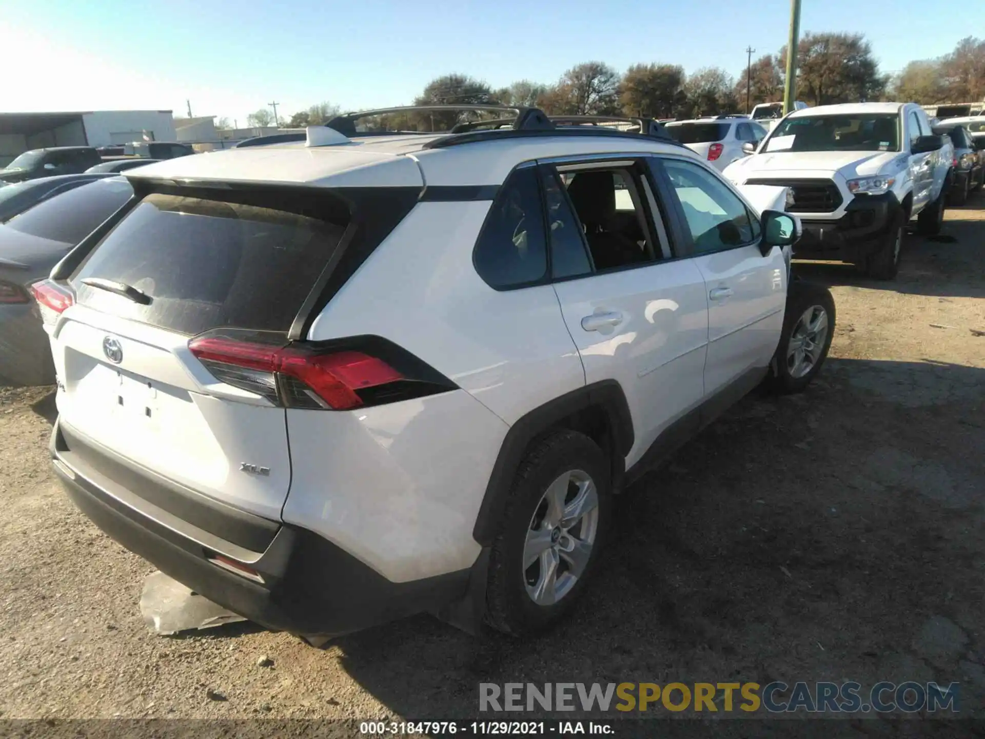 4 Photograph of a damaged car 2T3W1RFV8LW100118 TOYOTA RAV4 2020