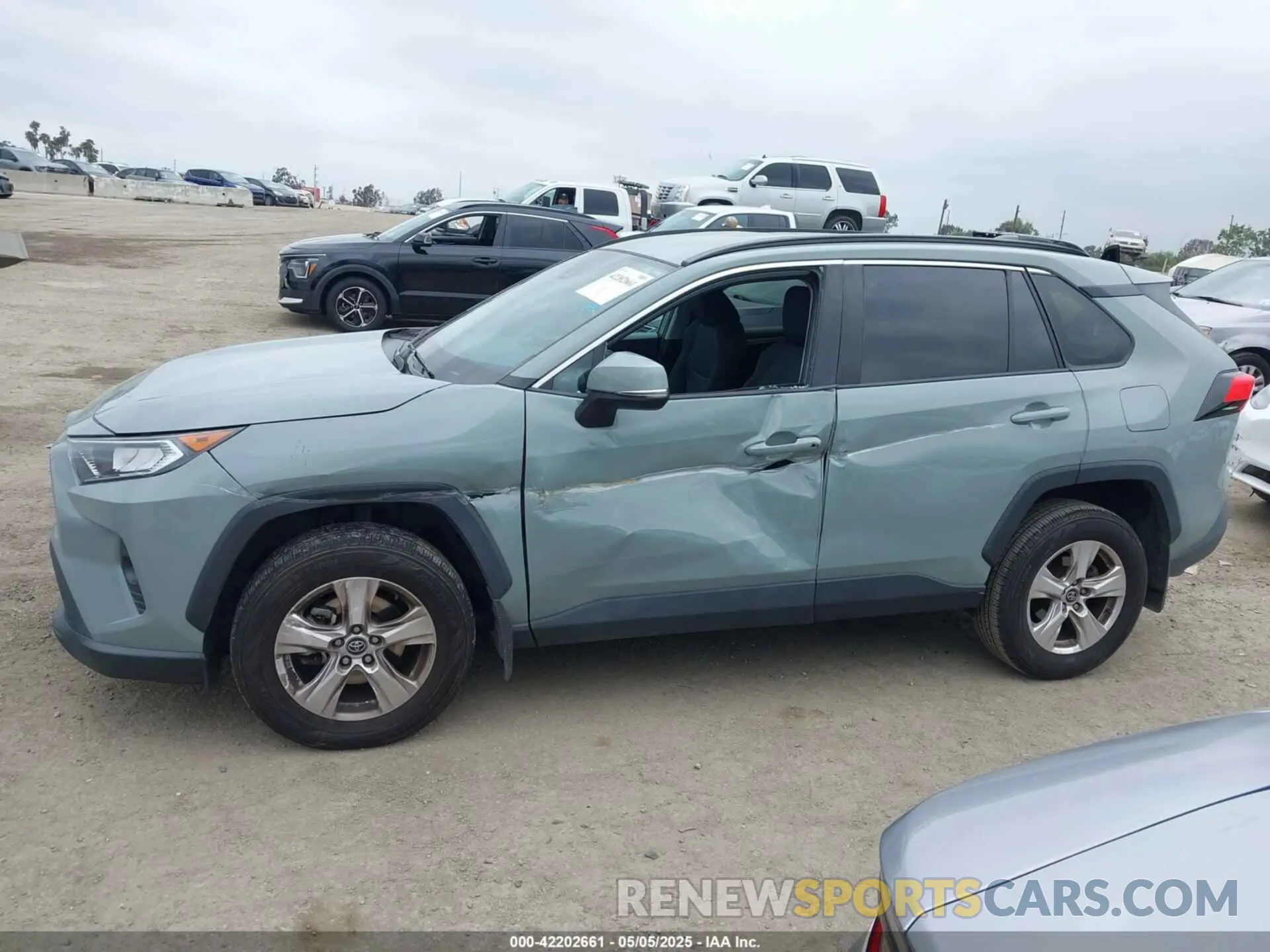 14 Photograph of a damaged car 2T3W1RFV9LW067906 TOYOTA RAV4 2020