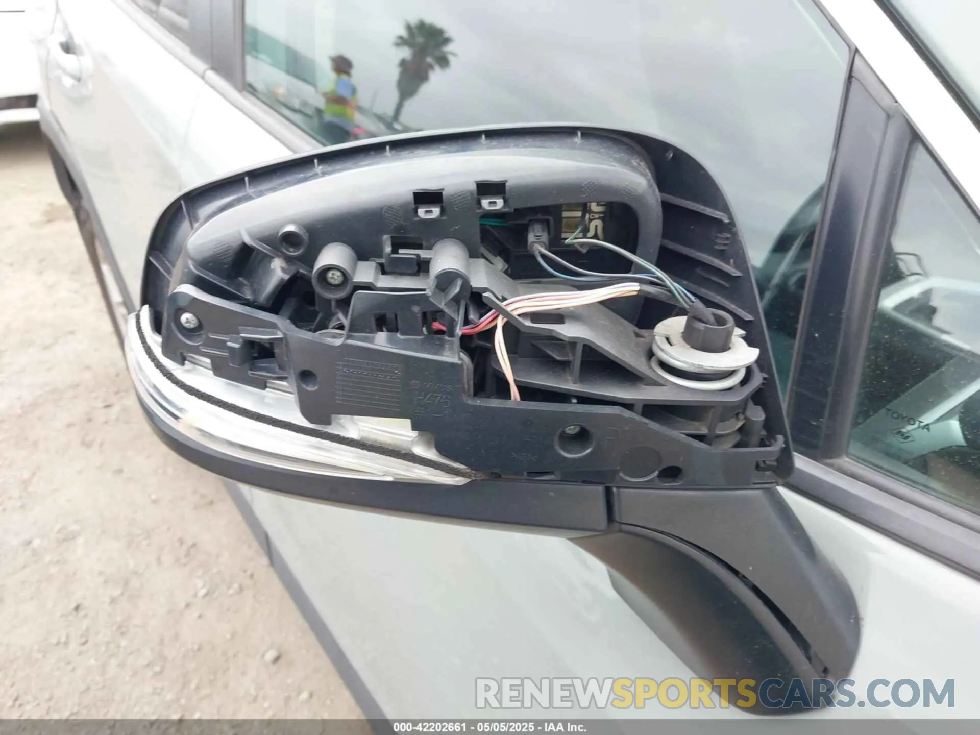 17 Photograph of a damaged car 2T3W1RFV9LW067906 TOYOTA RAV4 2020