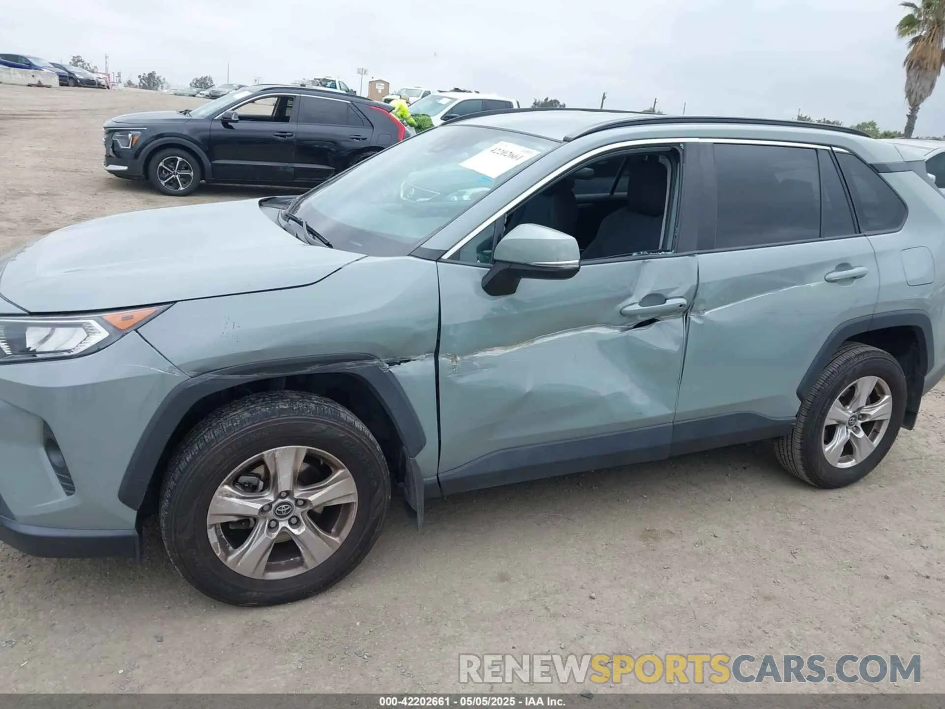 6 Photograph of a damaged car 2T3W1RFV9LW067906 TOYOTA RAV4 2020