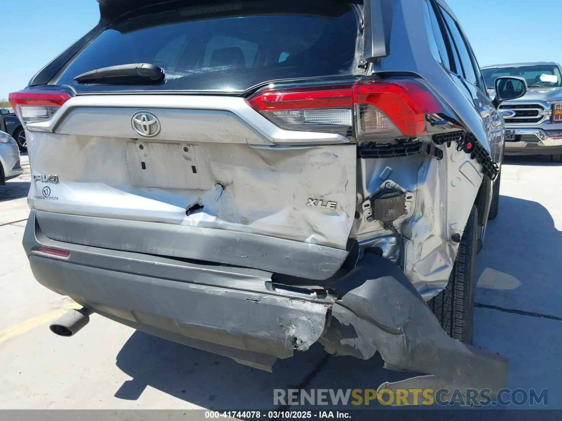 6 Photograph of a damaged car 2T3W1RFV9LW090537 TOYOTA RAV4 2020